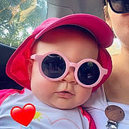 Délya participe au concours pour gagner de l'argent avec cette photo : accessory, adult, baby, car_interior, casual, child, closeup, cute, fashion, heart_emoji, partial_face, pink_hat, portrait, reflection, seat, summer_clothing, sun_hat, sunglasses, trees, window