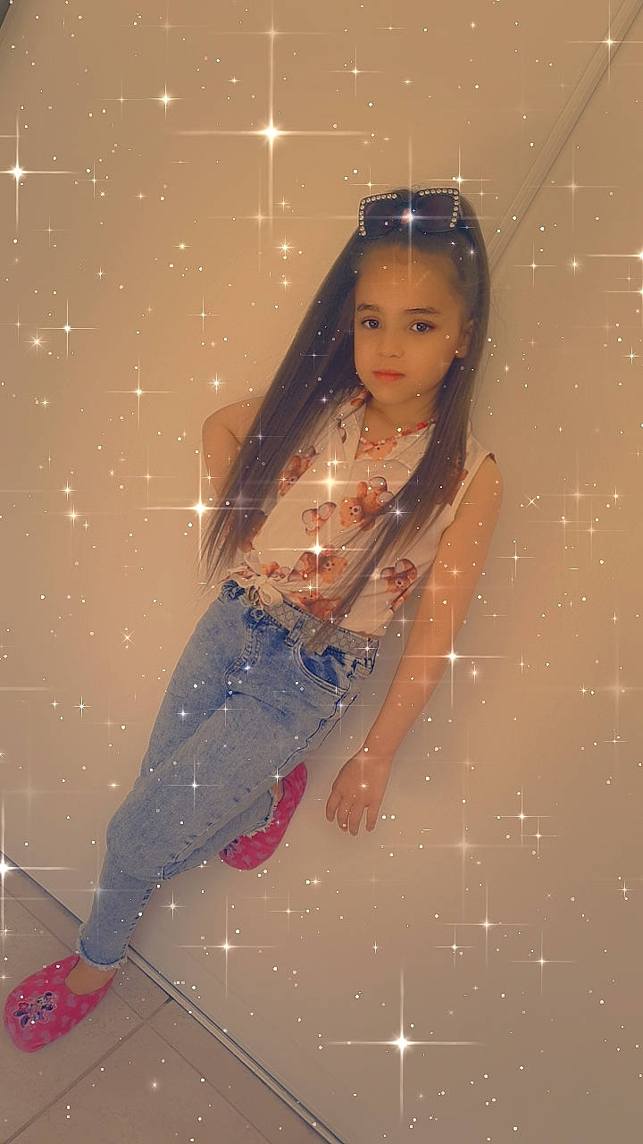 Chaimah a rejoint le concours — aidez-le/la à gagner de superbes lots ! black_hair, dress, entertainment, event, fashion_accessory, fashion_design, flash_photography, fun, hair, happy, human_leg, long_hair, pattern, performing_arts, person, reflection, standing, thigh, toddler, toy