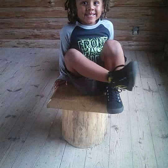 Elyjah is registered to the contest to win money with this photo: