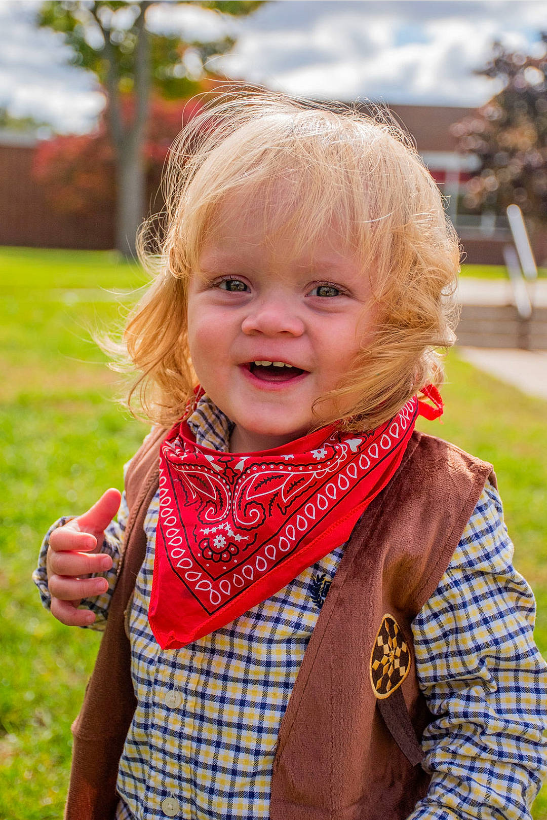 Daniel is registered to the contest to win money with this photo: blond, child, fun, grass, hair, happy, iris, leisure, lip, pattern, people_in_nature, person, plant, scarf, shawl, skin, smile, stole, tie, toddler