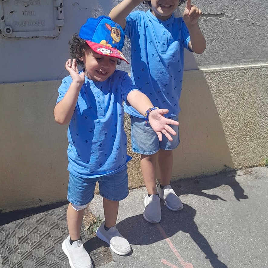 Kassim Et Kenzo a rejoint le concours — aidez-le/la à gagner de superbes lots ! baseballcap, boy, cap, child, city, clothing, face, footwear, hat, head, pants, person, photography, portrait, road, shoe, shorts, street, t_shirt, urban