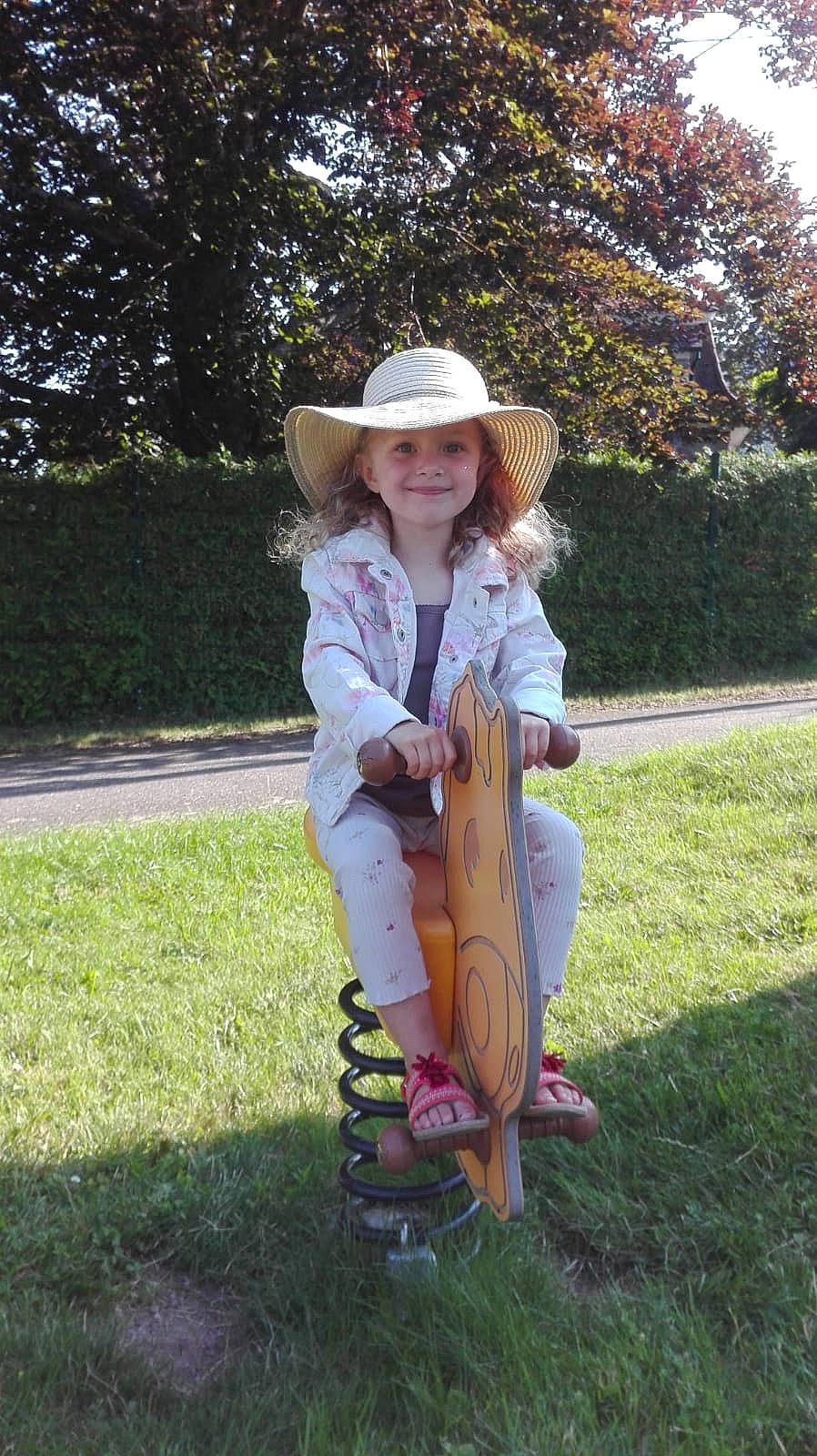 Inès a rejoint le concours — aidez-le/la à gagner de superbes lots ! boot, cowboy_boot, cowboy_hat, fedora, fun, garden, grass, grassland, happy, hat, headwear, joy, lawn, leaf, leisure, people_in_nature, person, plant, recreation, sun_hat