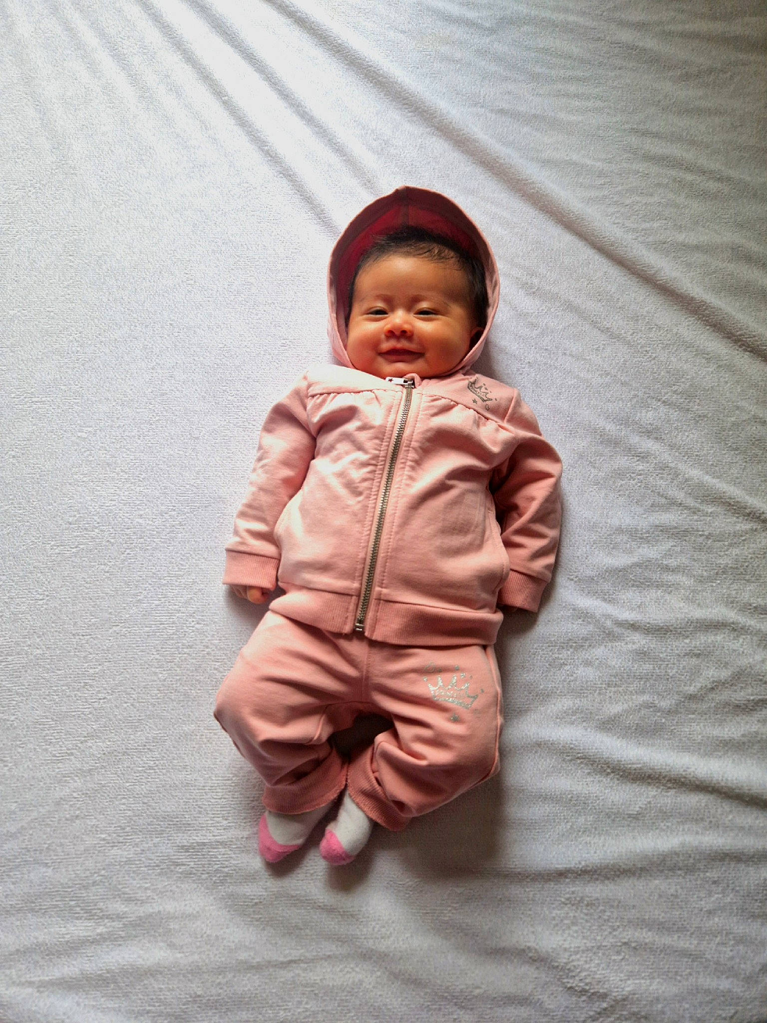 Giulia participe au concours pour gagner de l'argent avec cette photo : arm, baby, cheek, chin, eye, face, flooring, gesture, hand, happy, human_body, jacket, leg, nose, outerwear, person, skin, sleeve, thumb, toddler