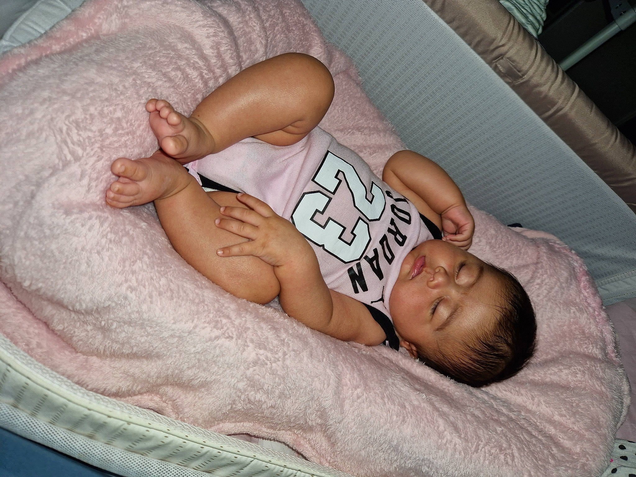 Giulia a rejoint le concours — aidez-le/la à gagner de superbes lots ! abdomen, baby, baby_sleeping, bedding, bedtime, chest, comfort, elbow, eye, human_leg, joint, linens, mouth, neck, person, shoulder, skin, stomach, textile, thigh