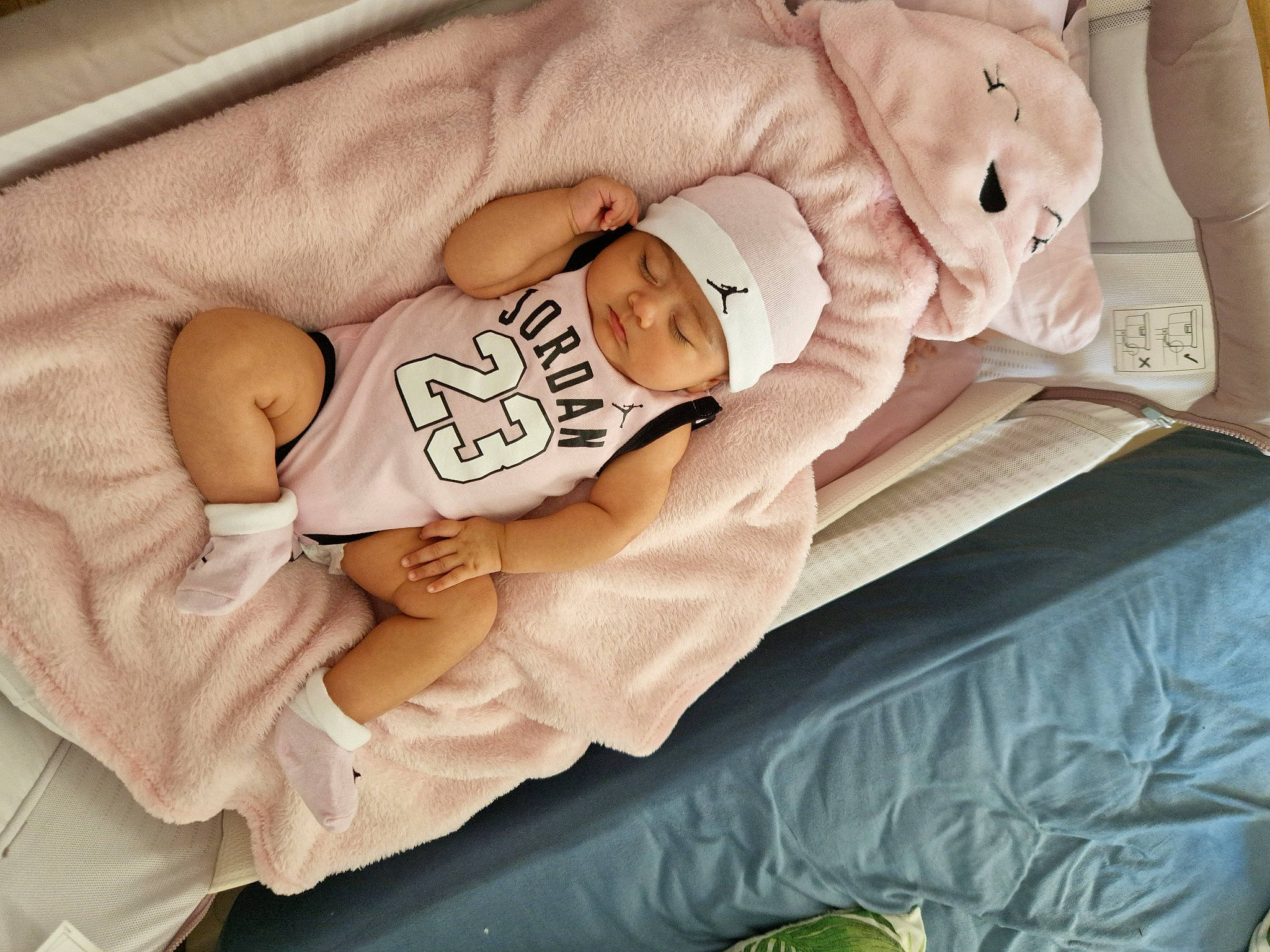 Giulia participe au concours pour gagner de l'argent avec cette photo : baby, baby_products, baby_safety, baby_sleeping, baby_toddler_clothing, bedding, bedtime, child, comfort, event, eye, hand, hat, head, headgear, headwear, human_body, infant_bed, linens, person