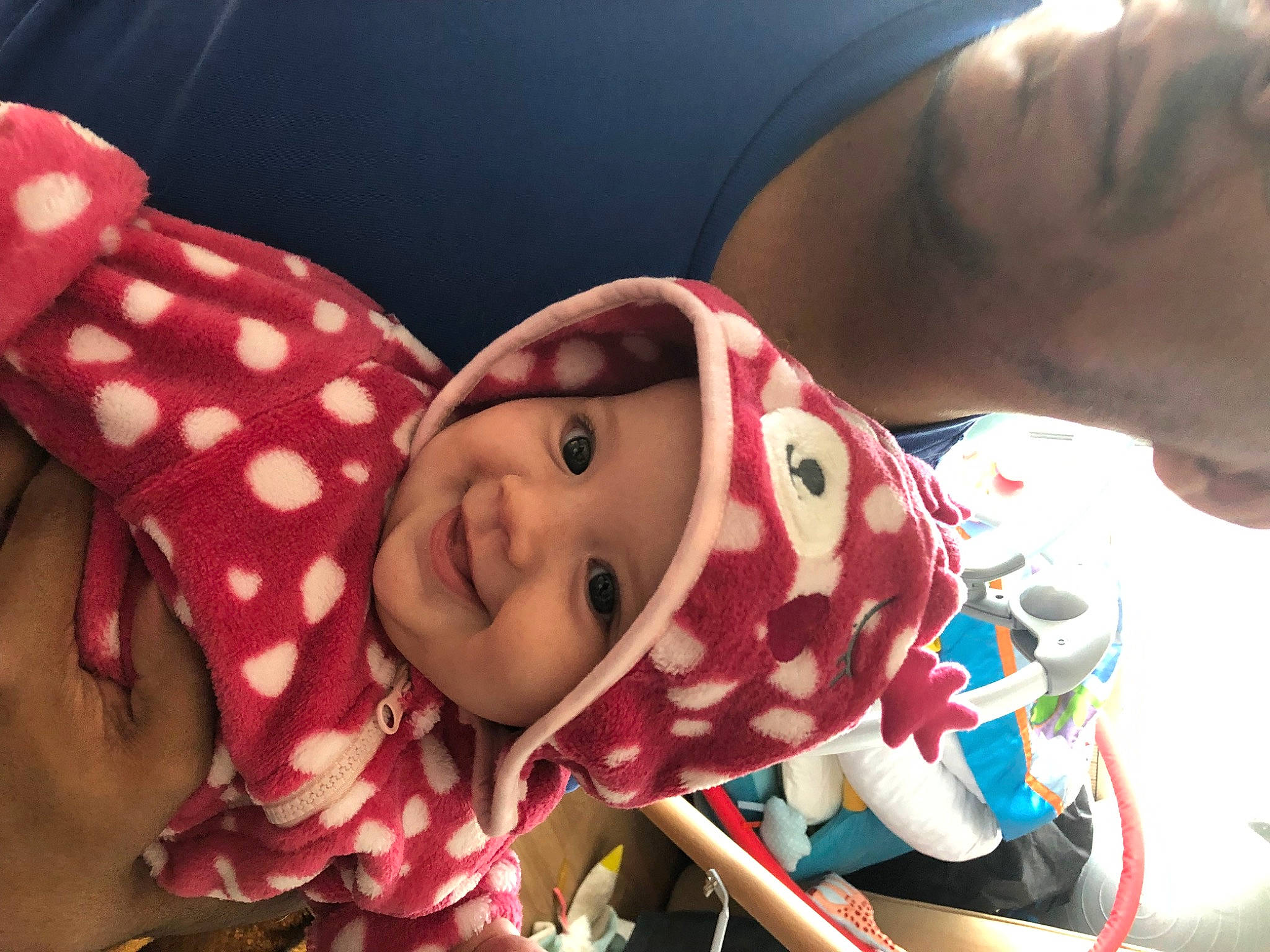 Freya participe au concours pour gagner de l'argent avec cette photo : baby, baby_products, carmine, cheek, child, christmas, event, fictional_character, fun, happy, headwear, holiday, human_body, joy, mouth, pattern, person, play, recreation, smile