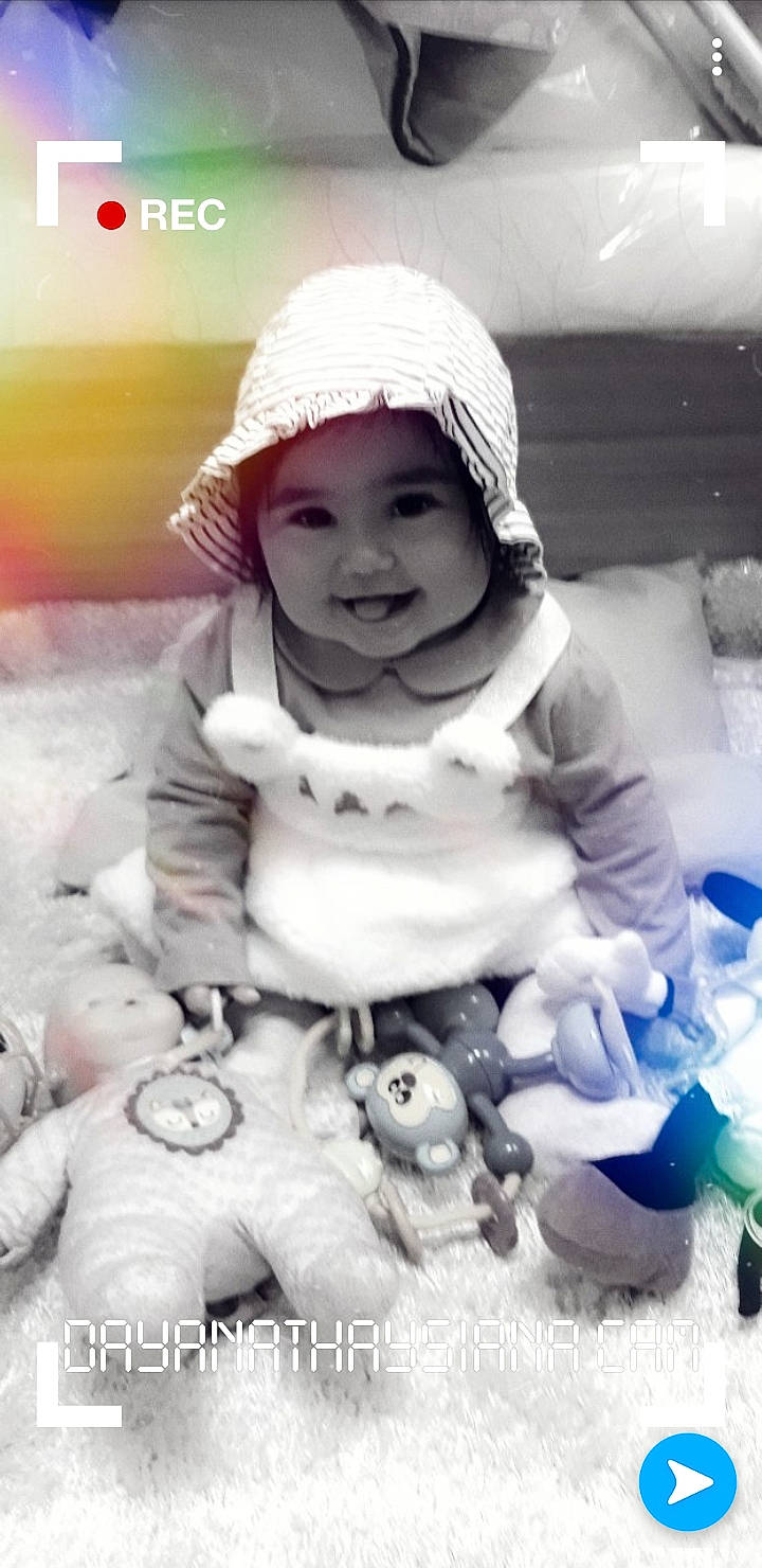 Thaysiana a rejoint le concours — aidez-le/la à gagner de superbes lots ! baby, black_and_white, child, happy, headwear, joy, person, photography, play, smile, toddler, white