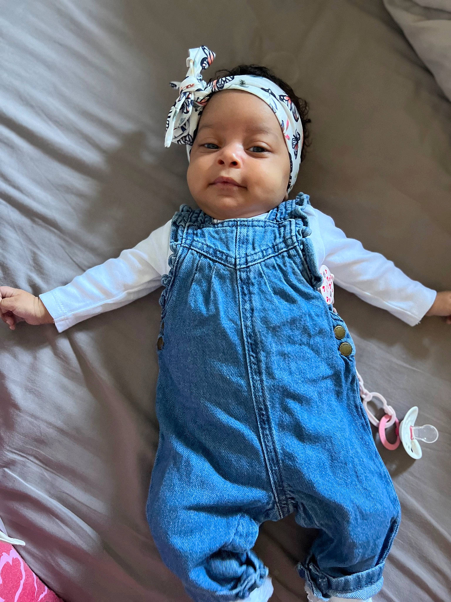 Reem participe au concours pour gagner de l'argent avec cette photo : baby, baby_products, baby_toddler_clothing, child, comfort, denim, electric_blue, fashion_accessory, hair_accessory, happy, headband, headwear, outerwear, pattern, person, pink, portrait_photography, purple, sitting, sleeve