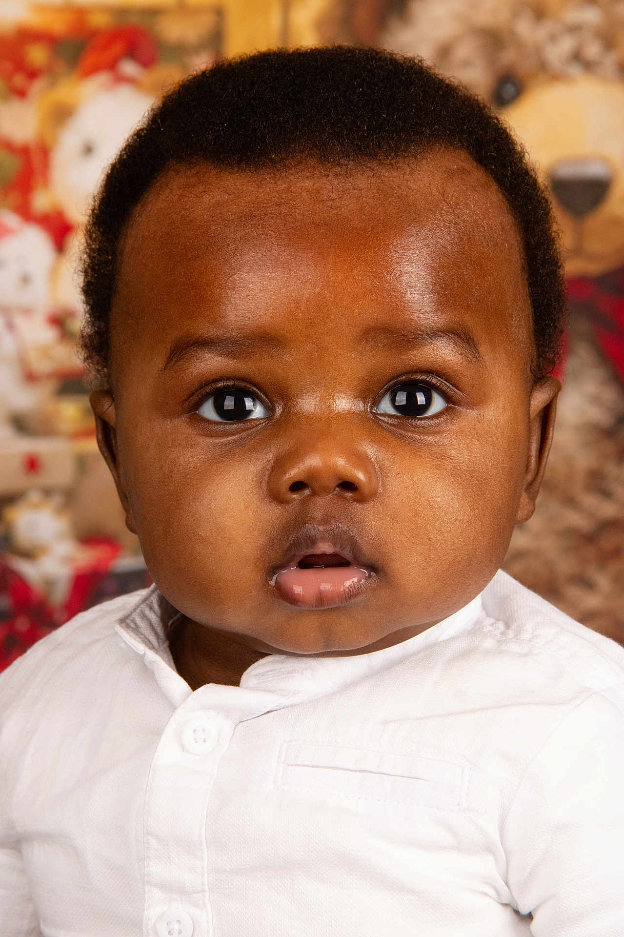 Steeve-Aaron participe au concours pour gagner de l'argent avec cette photo : baby, child, face, eyes, white_shirt, portrait, curious, indoors, teddy_bear, background, soft_lighting, cute, infant, expression, closeup, head, person, skin, young, adorable