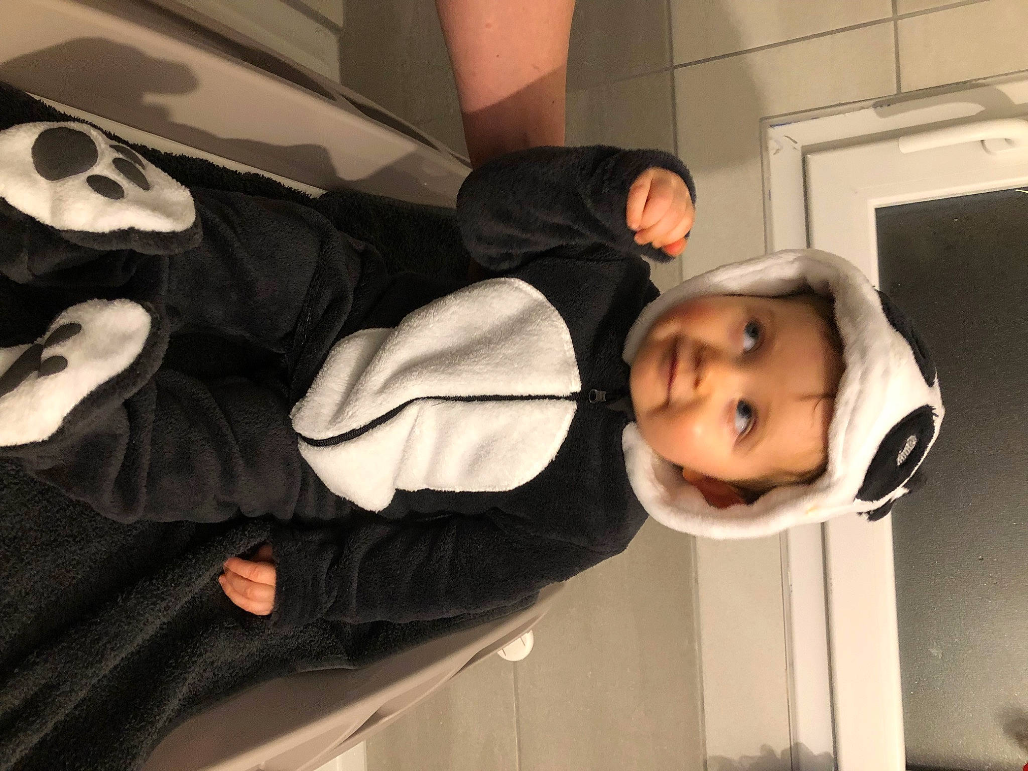 Thibault a rejoint le concours — aidez-le/la à gagner de superbes lots ! automotive_design, black_hair, child, comfort, cool, eyewear, family_car, flash_photography, fun, gesture, happy, luxury_vehicle, person, personal_protective_equipment, room, sitting, smile, toddler, vehicle_door