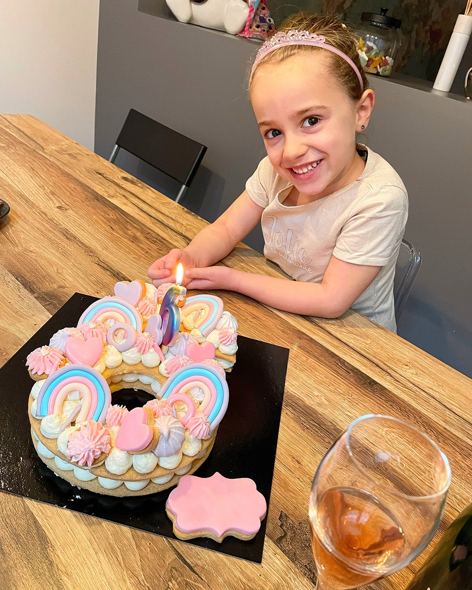Liana participe au concours pour gagner de l'argent avec cette photo : birthday_candle, birthday_party, cake, cake_decorating, cake_decorating_supply, cooking, cuisine, dish, food, fun, happy, icing, ingredient, joy, person, plate, recipe, smile, sugar_cake, sugar_paste