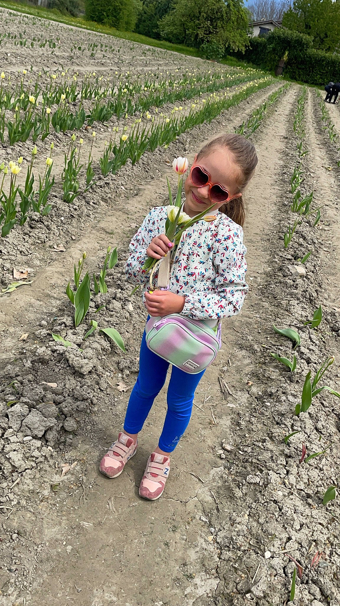 Liana participe au concours pour gagner de l'argent avec cette photo : adaptation, agriculture, botany, child, eyewear, field, foot, grass, grass_family, groundcover, joy, leisure, people_in_nature, person, plant, plantation, sandal, shoe, soil, sunglasses