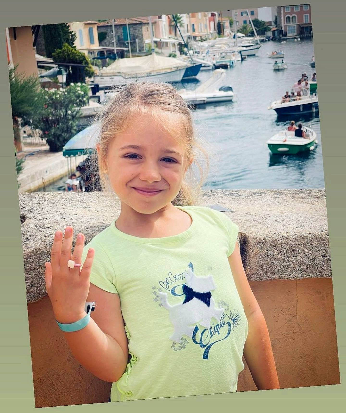 Liana participe au concours pour gagner de l'argent avec cette photo : beauty, boat, cool, fashion, fun, gesture, hairstyle, happy, joy, leisure, people, person, shoulder, sleeve, smile, summer, t_shirt, toddler, travel, tree