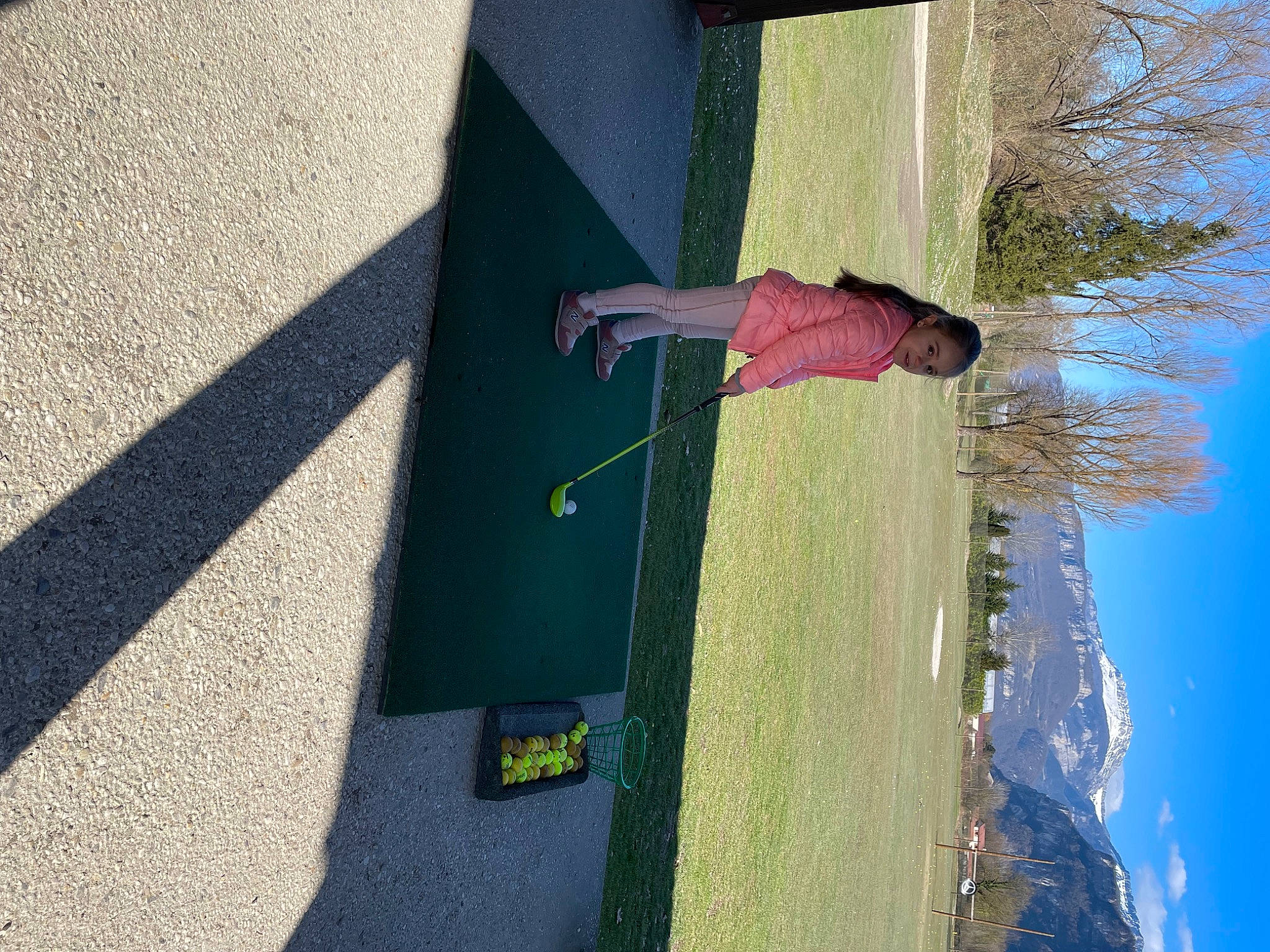 Liana a rejoint le concours — aidez-le/la à gagner de superbes lots ! asphalt, concrete, flooring, fun, grass, landscape, leisure, line, person, plant, recreation, reflection, road_surface, sidewalk, sky, slope, tar, tints_and_shades, tree, wall