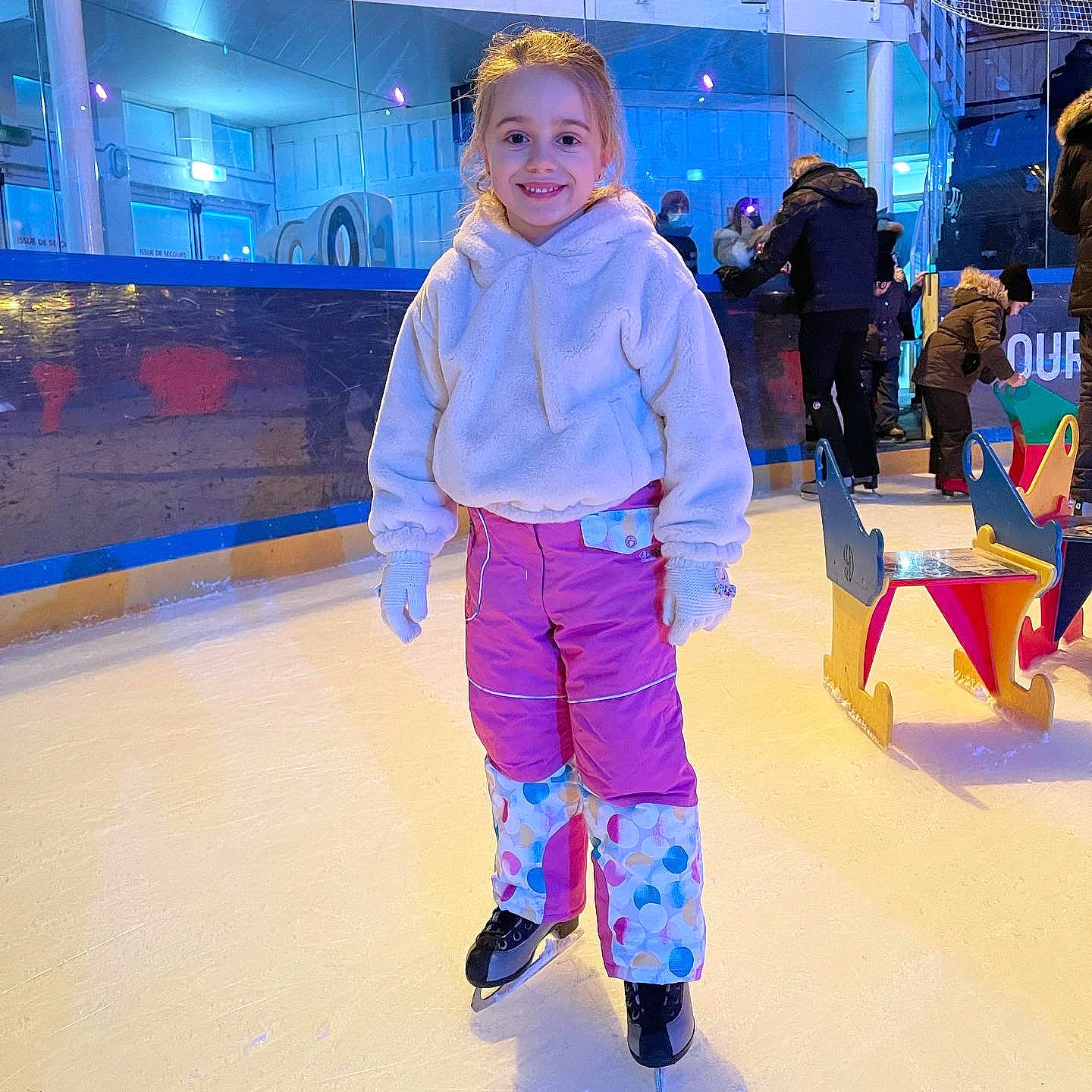 Liana participe au concours pour gagner de l'argent avec cette photo : bag, boot, electric_blue, entertainment, event, fashion_design, flooring, fun, jacket, joy, leisure, magenta, person, purple, recreation, shoe, smile, sports_equipment, sportswear, street_fashion