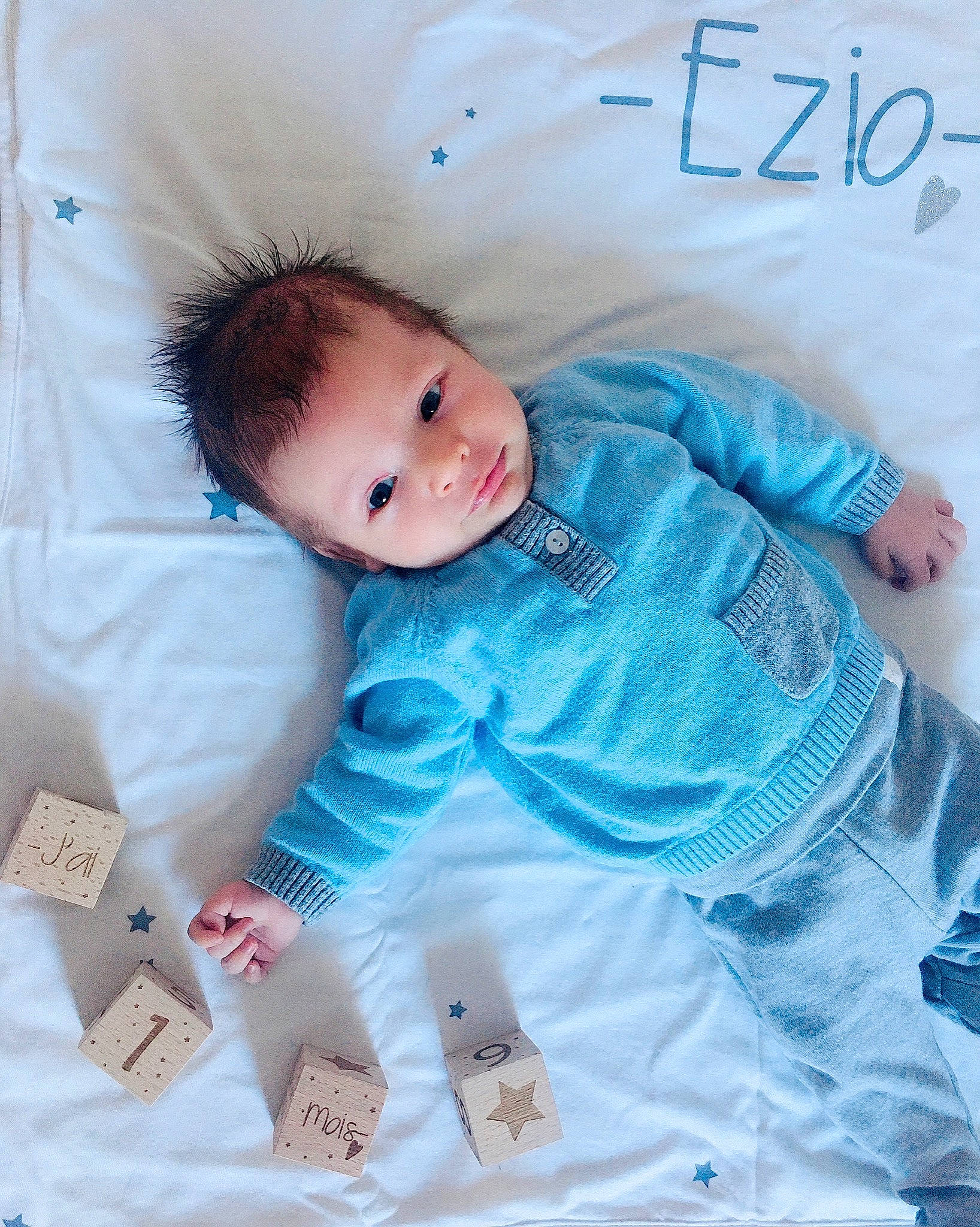 Ezio participe au concours pour gagner de l'argent avec cette photo : baby, baby_products, baby_toddler_clothing, bedding, bedtime, child, pattern, person, product, textile, toddler