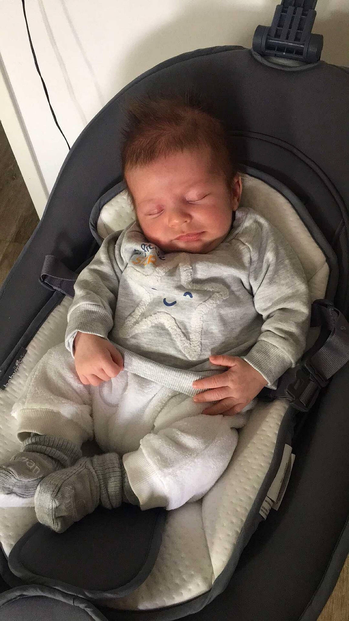 Ezio a rejoint le concours — aidez-le/la à gagner de superbes lots ! baby, baby_carriage, baby_in_car_seat, baby_products, car_seat, cheek, child, comfort, person, product, sitting, skin, sleep, toddler