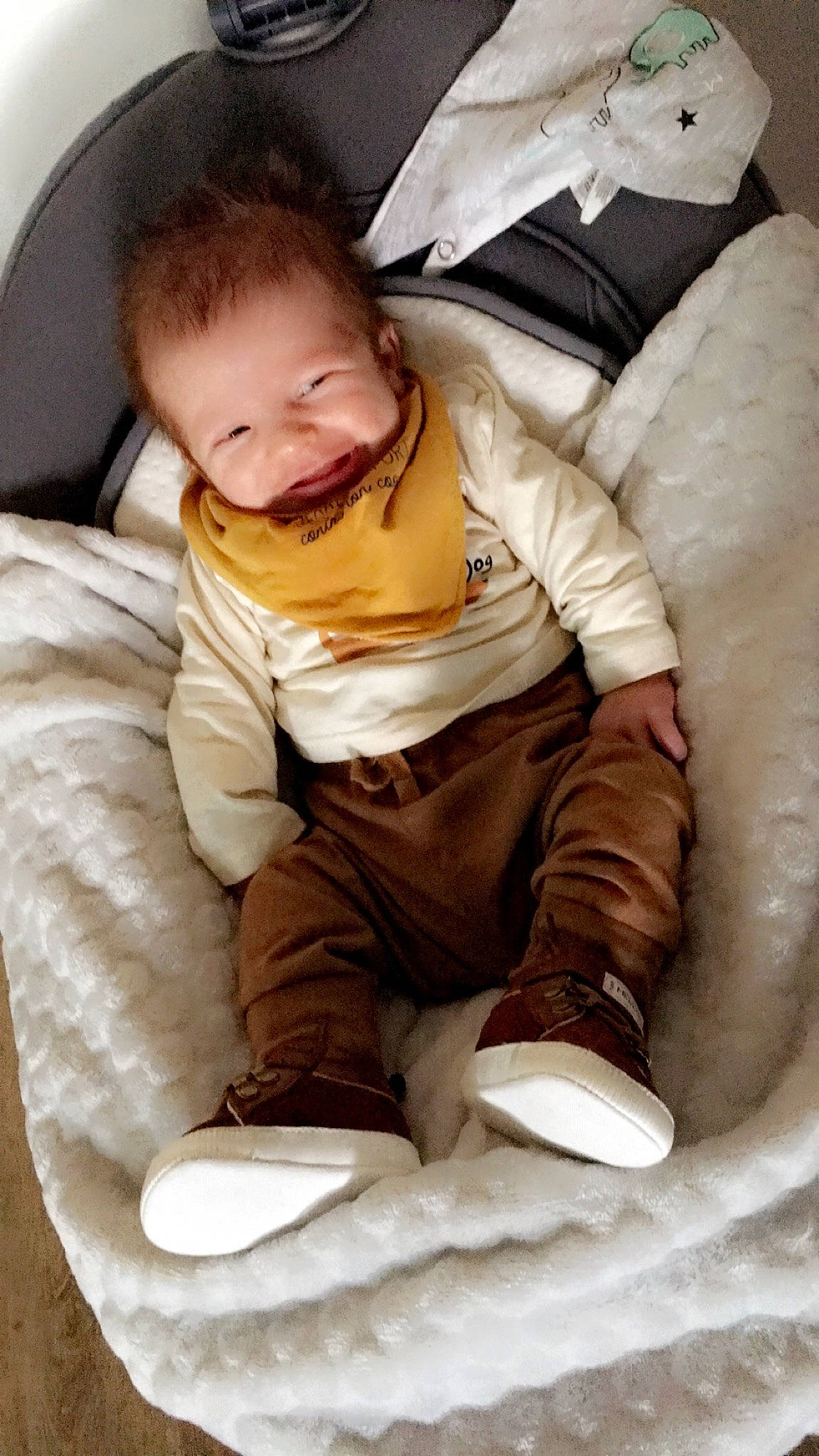 Ezio participe au concours pour gagner de l'argent avec cette photo : baby, baby_sleeping, child, comfort, person, toddler