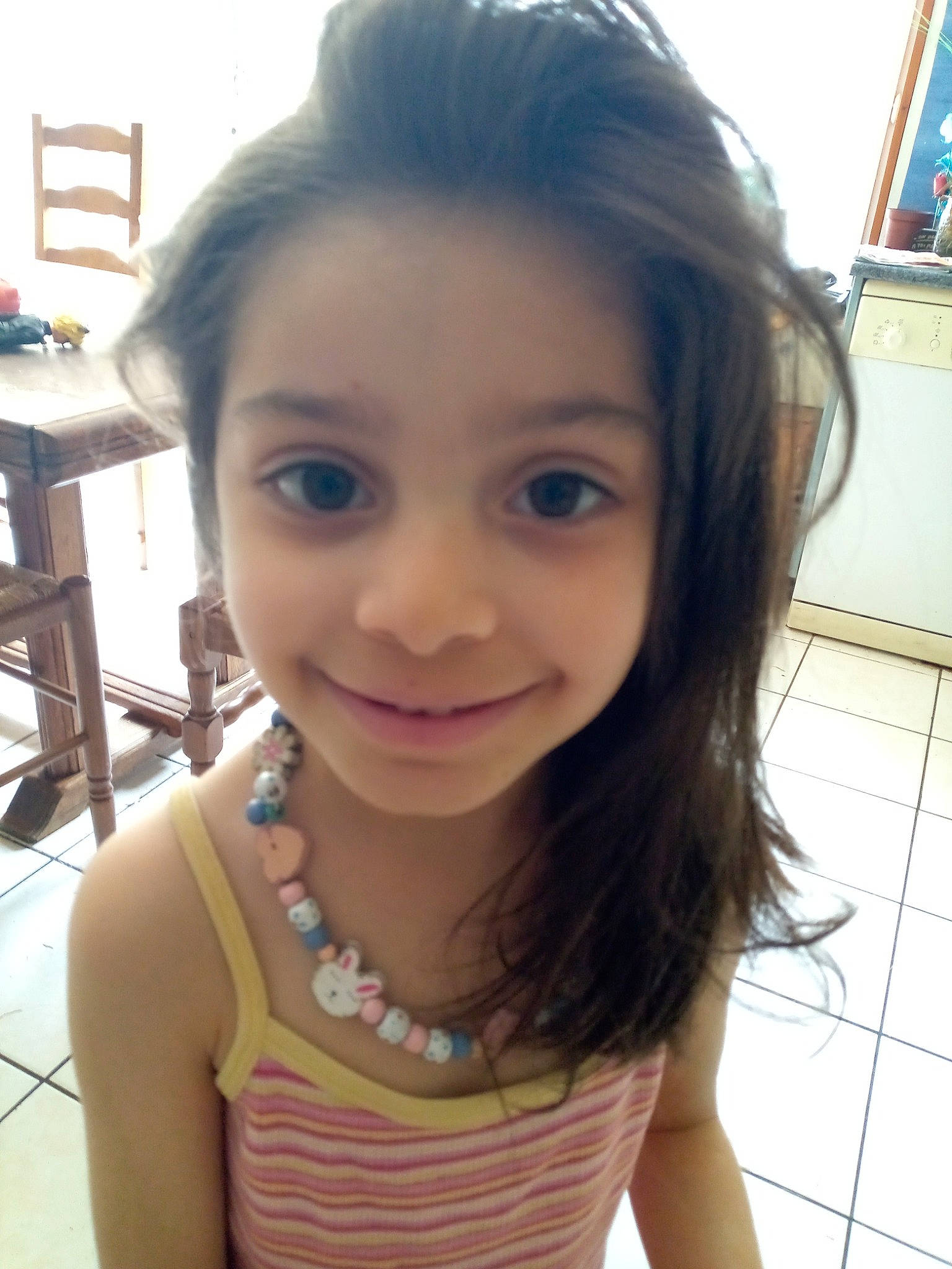 Amélia participe au concours pour gagner de l'argent avec cette photo : arm, cheek, chin, ear, eyebrow, eyelash, face, facial_expression, forehead, hair, hairstyle, head, joint, joy, lip, mouth, neck, nose, person, shoulder