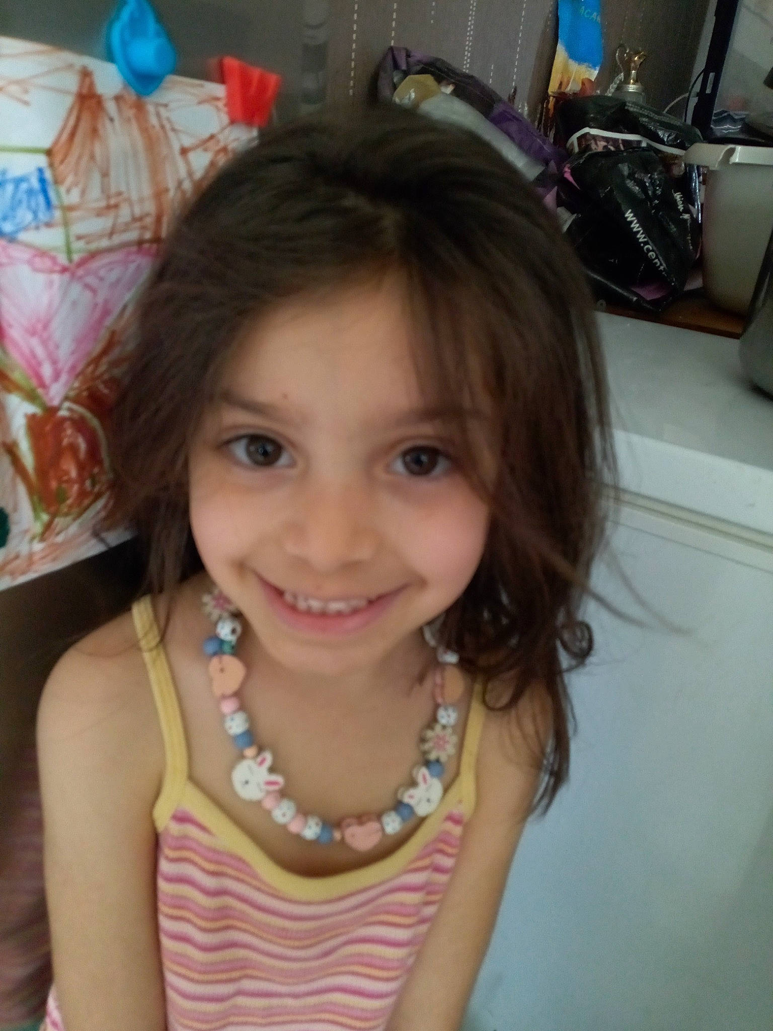 Amélia participe au concours pour gagner de l'argent avec cette photo : arm, cheek, chin, ear, eyebrow, eyelash, face, forehead, happy, human_body, iris, jaw, joy, lip, mouth, neck, nose, person, photograph, pink