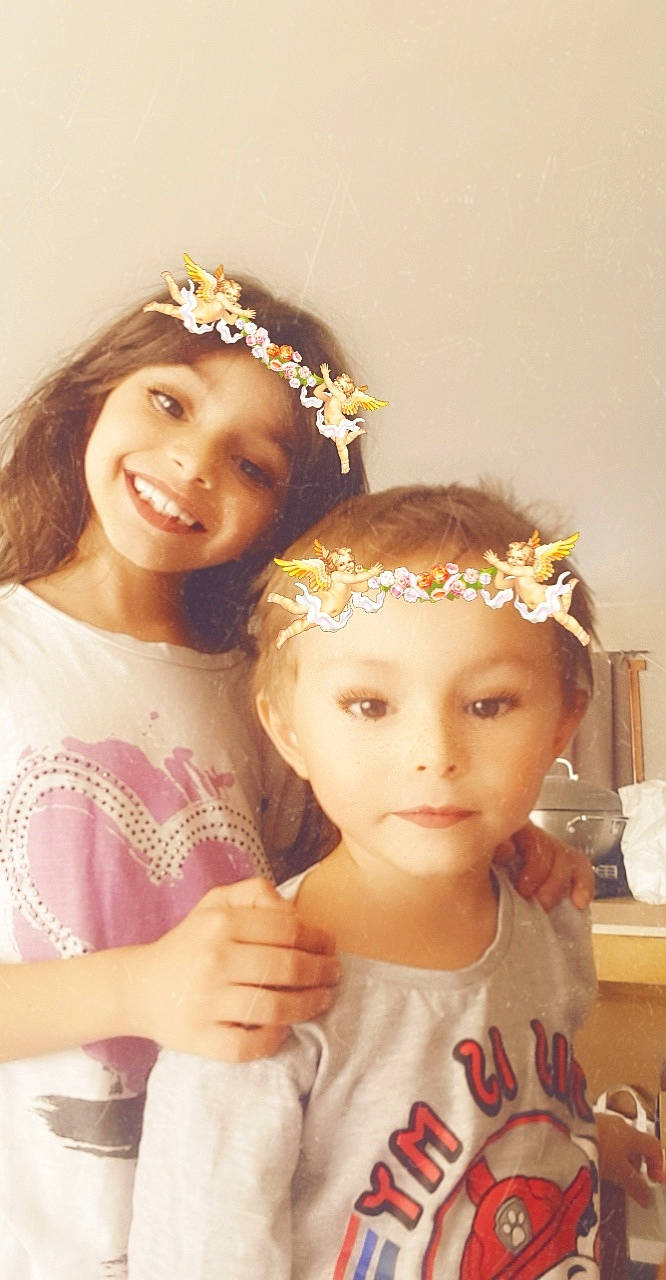 Amelia participe au concours pour gagner de l'argent avec cette photo : dress, face, facial_expression, fashion, fun, hair, hairstyle, happy, headgear, headpiece, headwear, human, iris, joy, necklace, people, person, pink, skin, smile