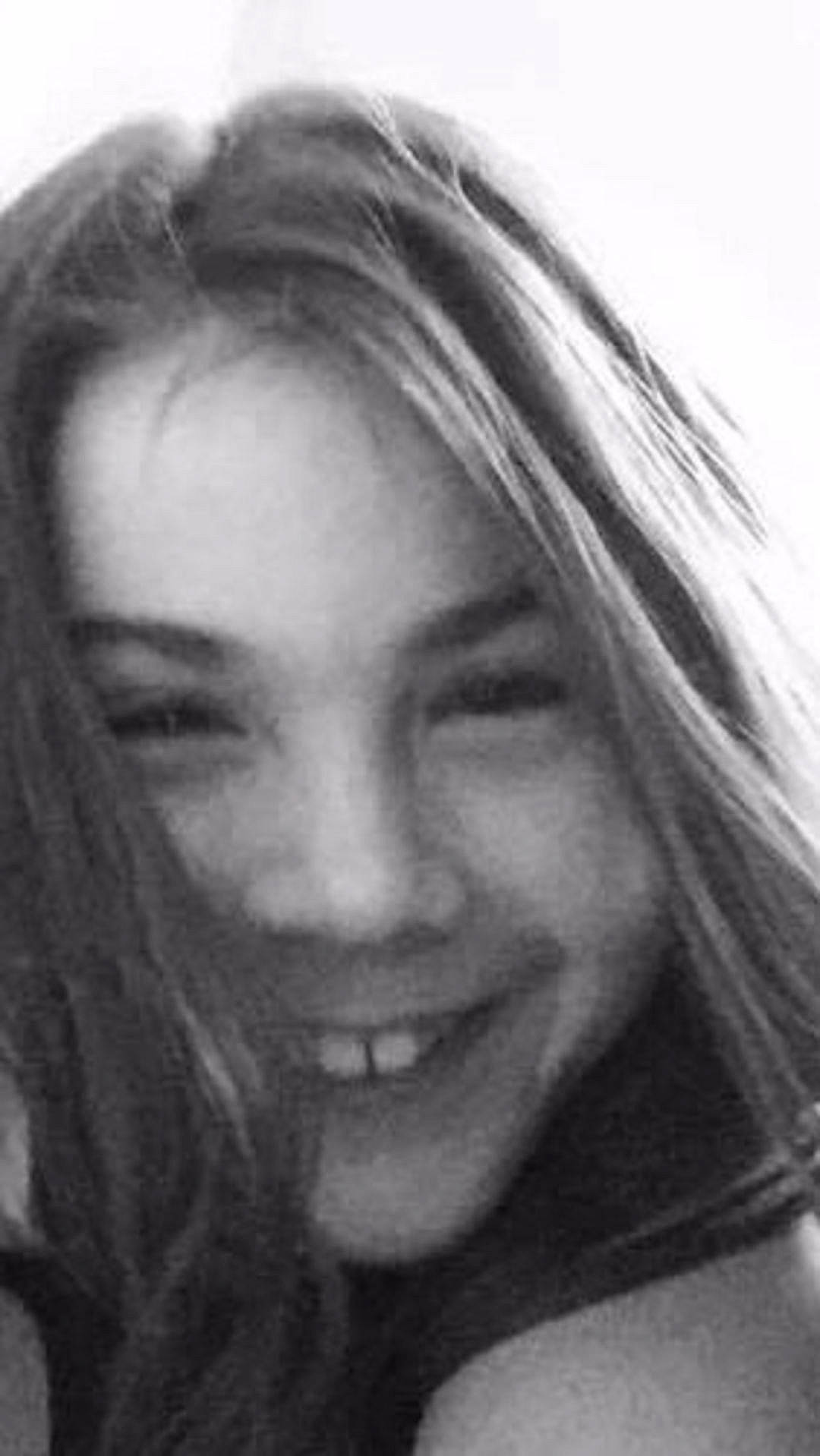 Perrine a rejoint le concours — aidez-le/la à gagner de superbes lots ! beauty, black_and_white, cheek, chin, emotion, eyebrow, face, forehead, girl, hair, head, human_hair_color, joy, lip, long_hair, monochrome_photography, nose, person, photography, selfie