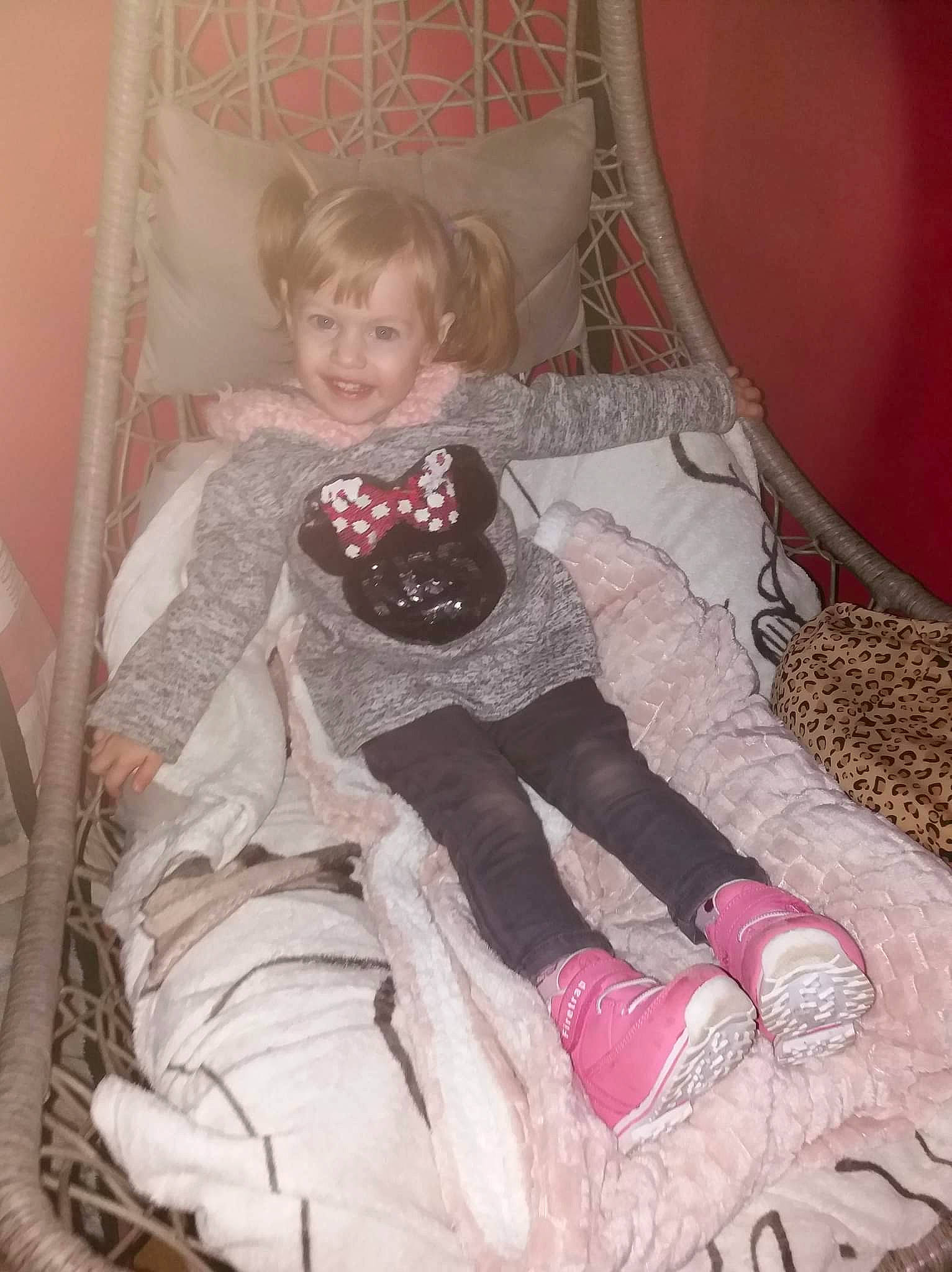 Zoé participe au concours pour gagner de l'argent avec cette photo : baby_toddler_clothing, carmine, chair, child, comfort, face, flooring, fun, head, human_leg, joy, lap, leg, linens, pattern, person, pink, room, sitting, sleeve