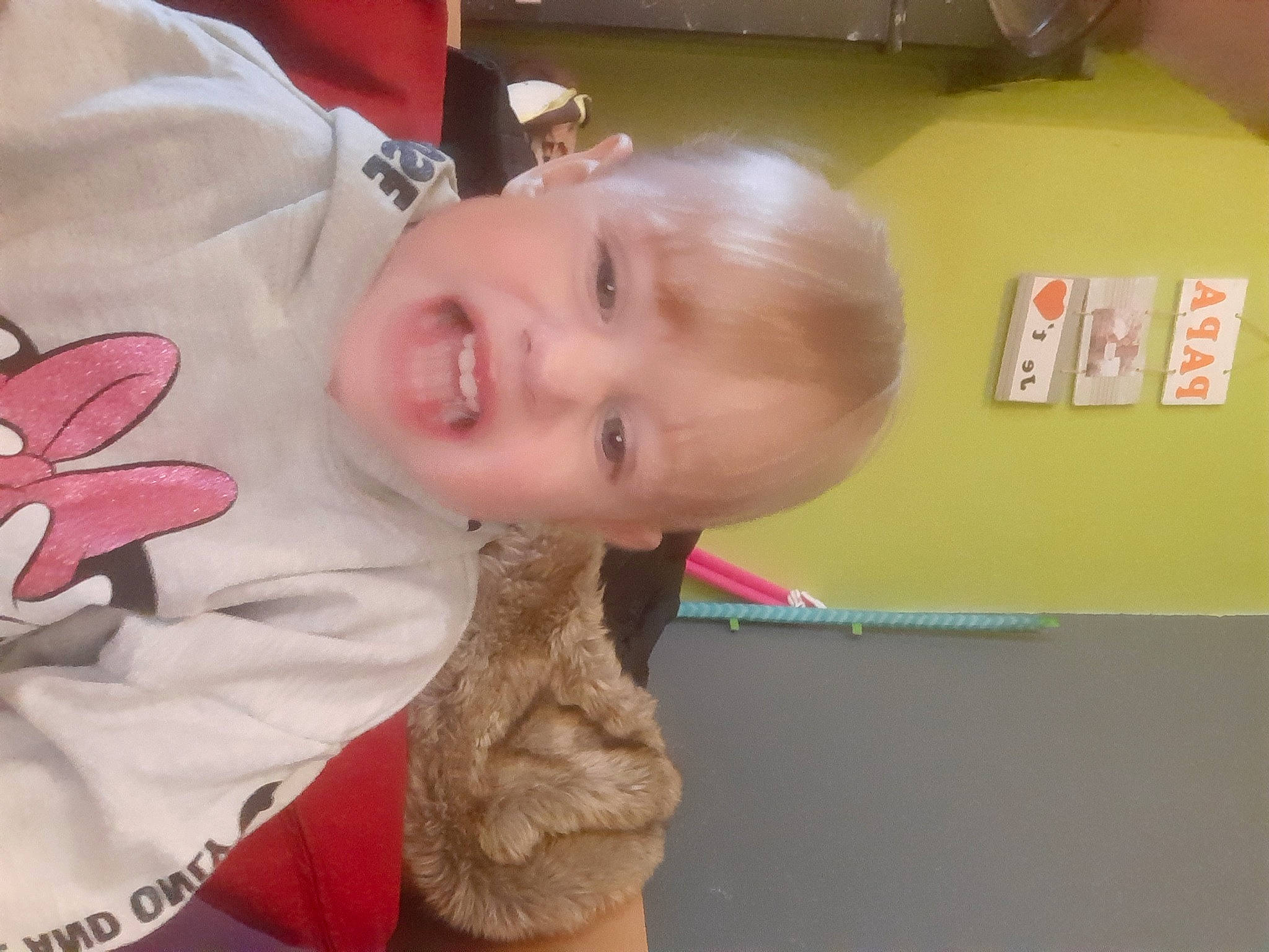 Zoé participe au concours pour gagner de l'argent avec cette photo : arm, baby, cheek, child, ear, face, finger, hand, happy, head, mouth, neck, nose, person, pink, play, skin, smile, toddler