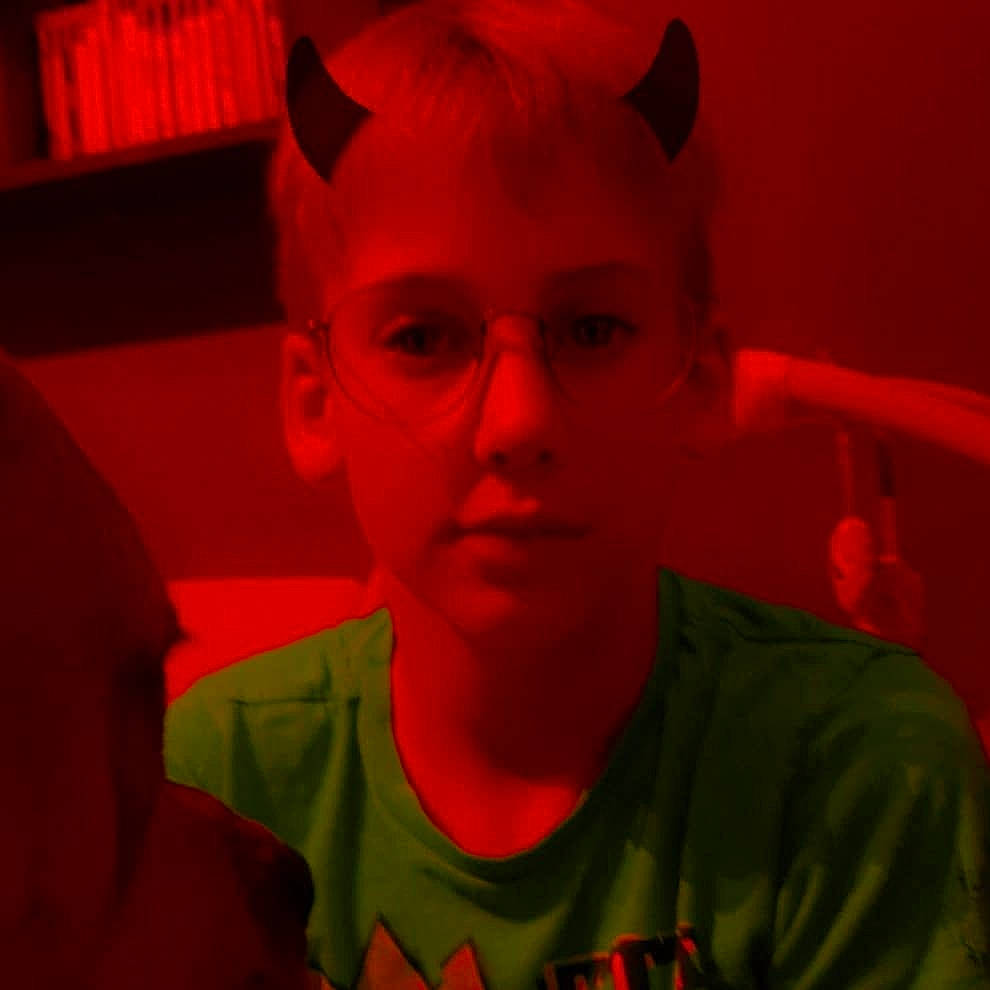 Lucas a rejoint le concours — aidez-le/la à gagner de superbes lots ! chin, cool, ear, eyewear, face, forehead, fun, glasses, green, head, human, lip, maroon, mouth, nose, organ, person, photography, portrait, red