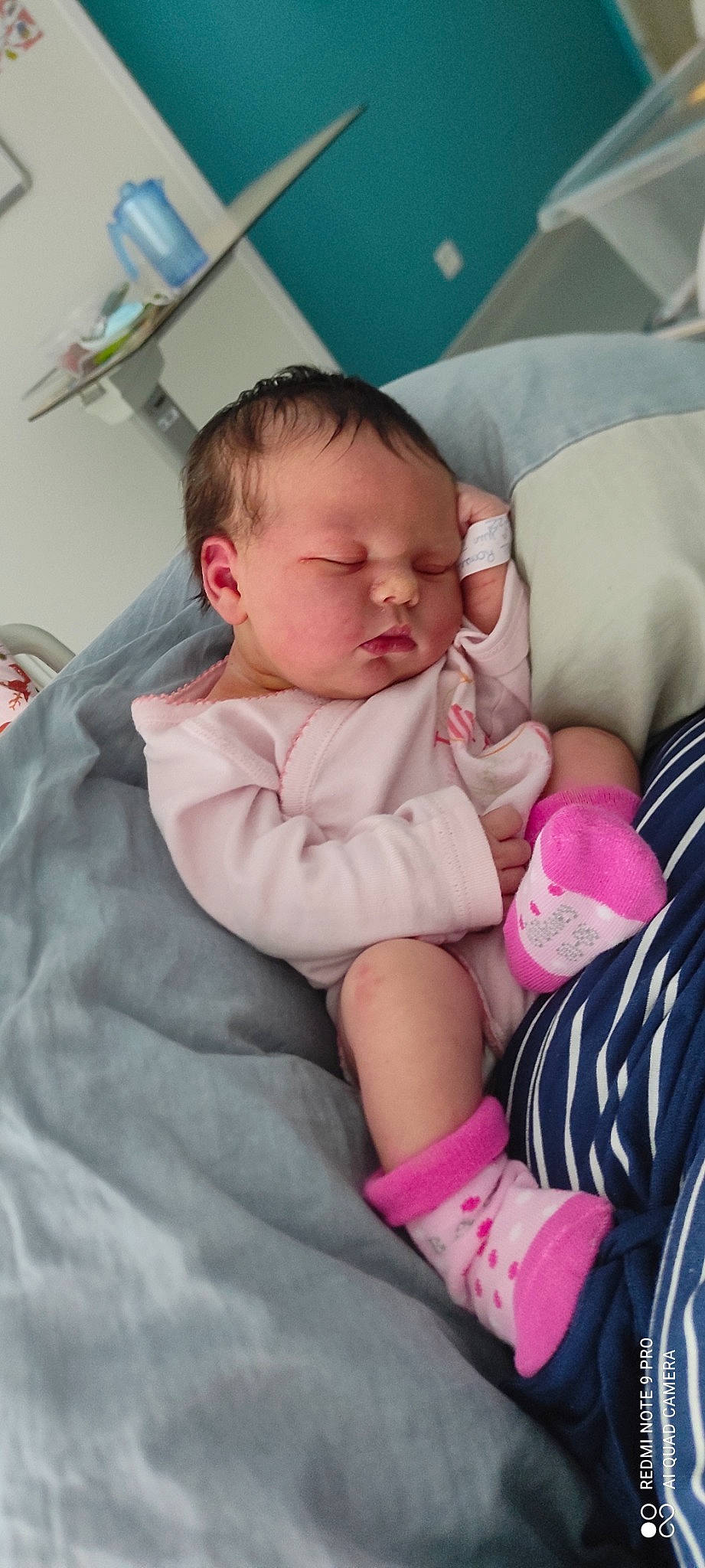 Romane a rejoint le concours — aidez-le/la à gagner de superbes lots ! baby, baby_products, baby_sleeping, baby_toddler_clothing, cheek, child, comfort, facial_expression, finger, lap, linens, mouth, person, pink, product, sitting, skin, sleeve, sock, textile