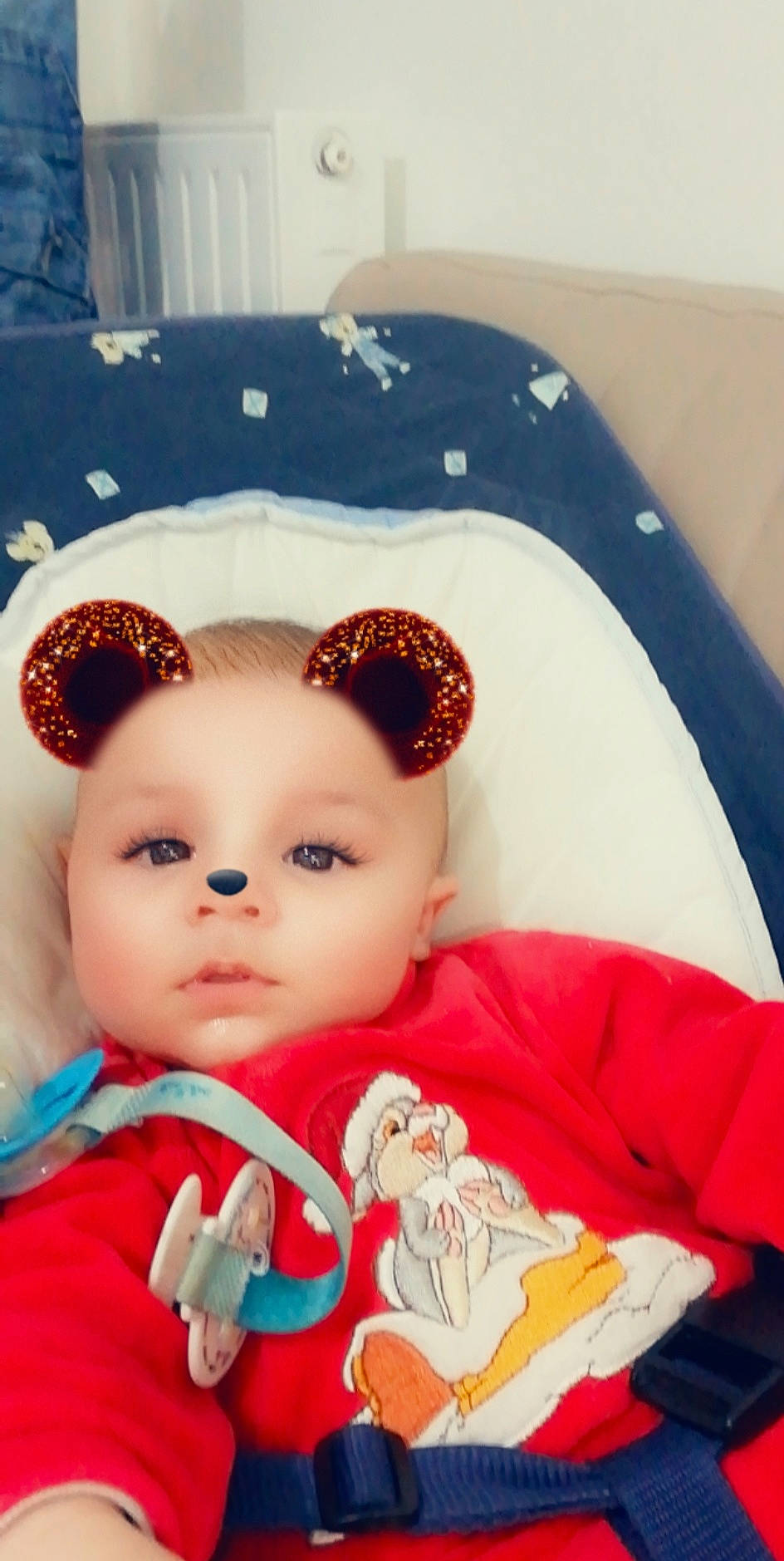 Lysandro participe au concours pour gagner de l'argent avec cette photo : baby, cheek, child, ear, eye, face, hair, head, iris, lip, person, smile, toddler, toy