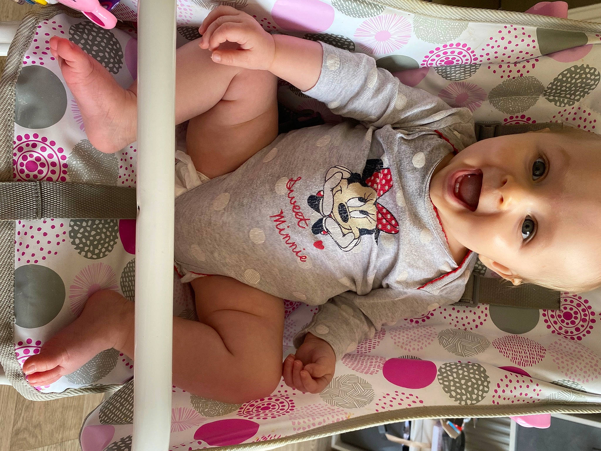 Lïana participe au concours pour gagner de l'argent avec cette photo : baby, baby_toddler_clothing, cheek, child, eyelash, face, facial_expression, finger, gesture, happy, human, mouth, organ, people, person, pink, product, skin, surprise, textile