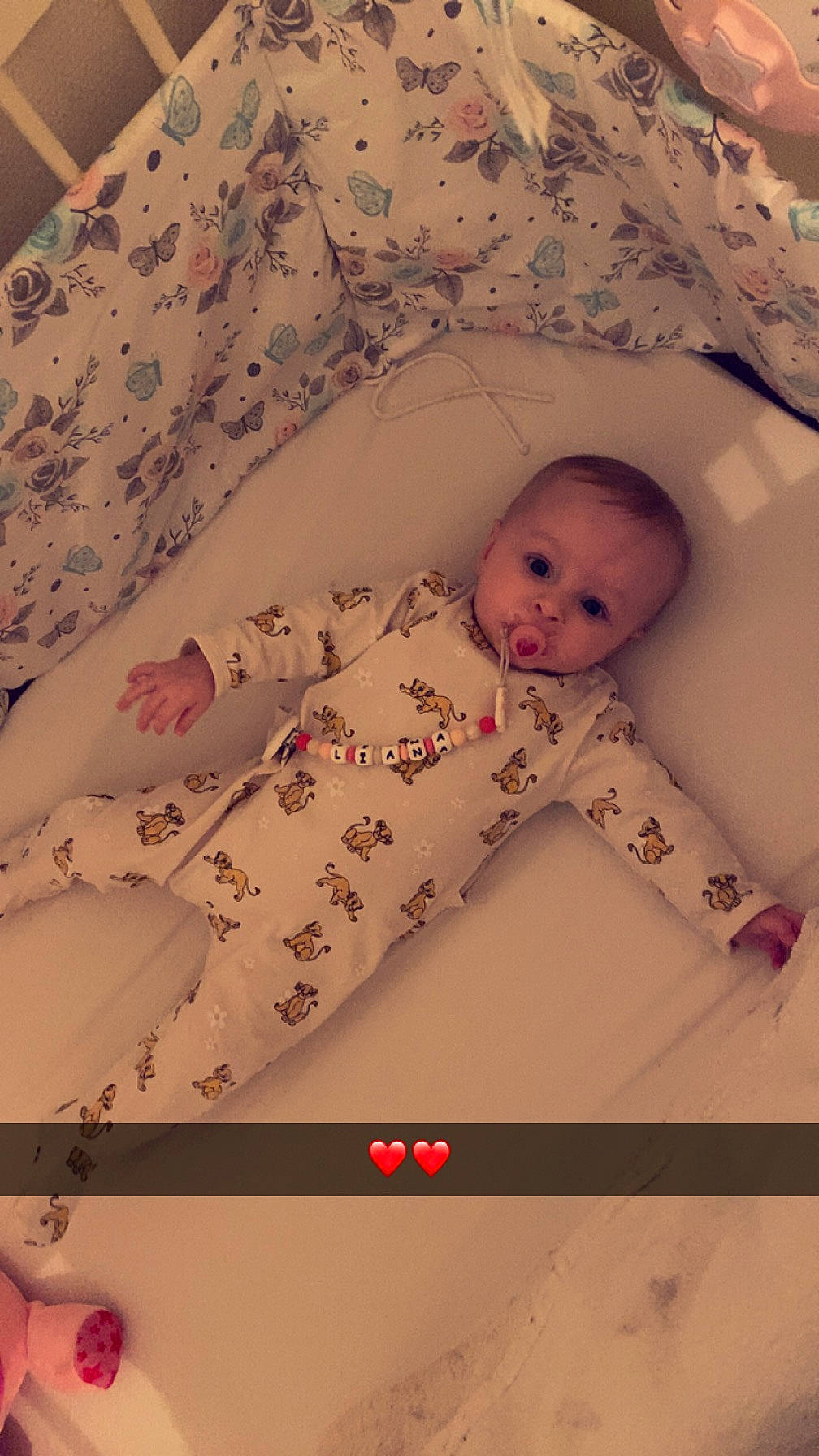 Lïana participe au concours pour gagner de l'argent avec cette photo : baby, baby_products, baby_safety, baby_sleeping, baby_toddler_clothing, bedding, cheek, child, comfort, flooring, linens, pattern, person, pink, product, room, skin, sleeve, textile, toddler