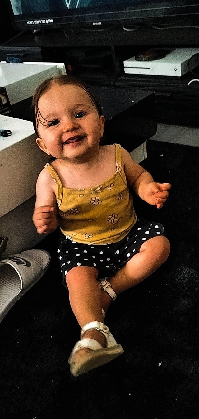 Mya a rejoint le concours — aidez-le/la à gagner de superbes lots ! baby, baby_toddler_clothing, child, drawer, elbow, face, flash_photography, flooring, happy, head, home_appliance, human_leg, joy, knee, leg, person, sleeve, smile, t_shirt, thigh