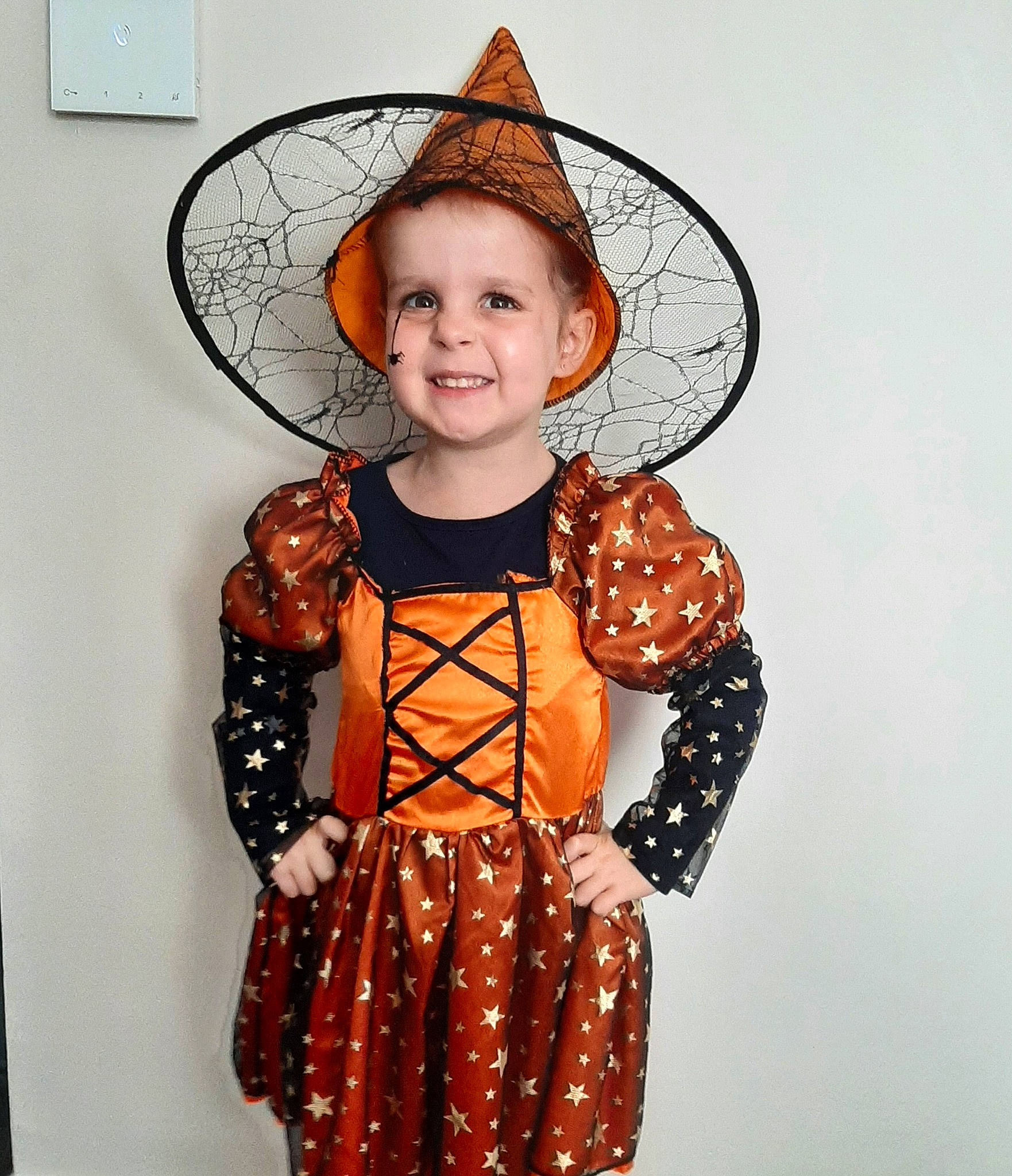 Hanaé a rejoint le concours — aidez-le/la à gagner de superbes lots ! baby_toddler_clothing, beauty, child, costume_hat, day_dress, fashion, fashion_accessory, fashion_design, happy, hat, headgear, joy, neck, one_piece_garment, orange, pattern, peach, person, sleeve, smile