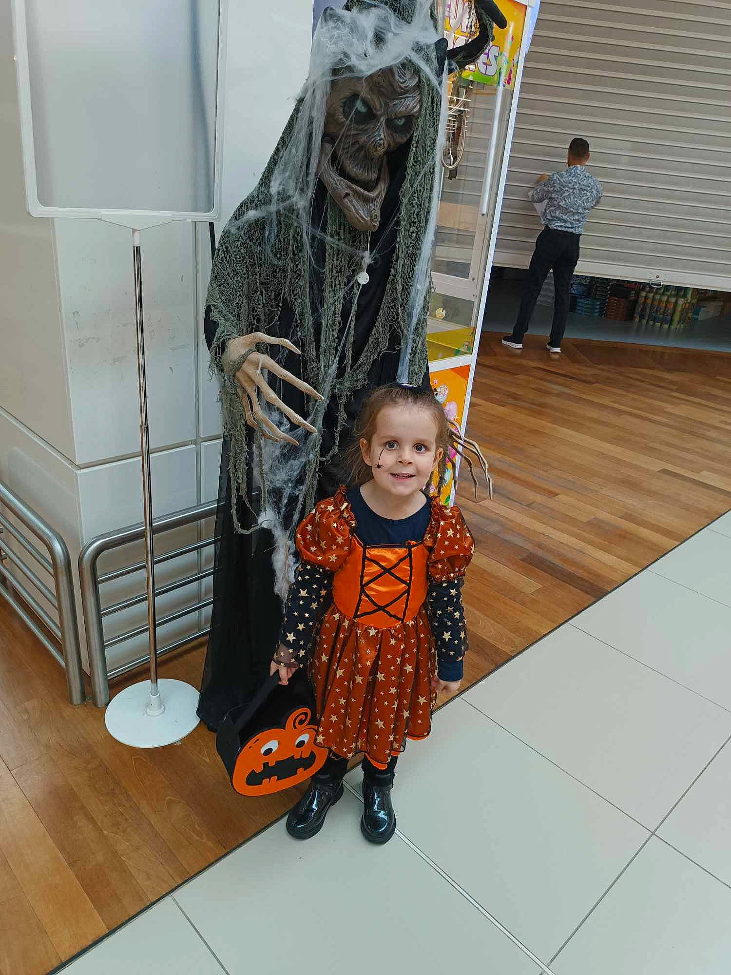 Hanaé participe au concours pour gagner de l'argent avec cette photo : art, bag, costume, door, fictional_character, floor, flooring, fun, hardwood, joy, laminate_flooring, luggage_and_bags, pattern, person, room, smile, toddler, tourist_attraction, visual_arts, wing