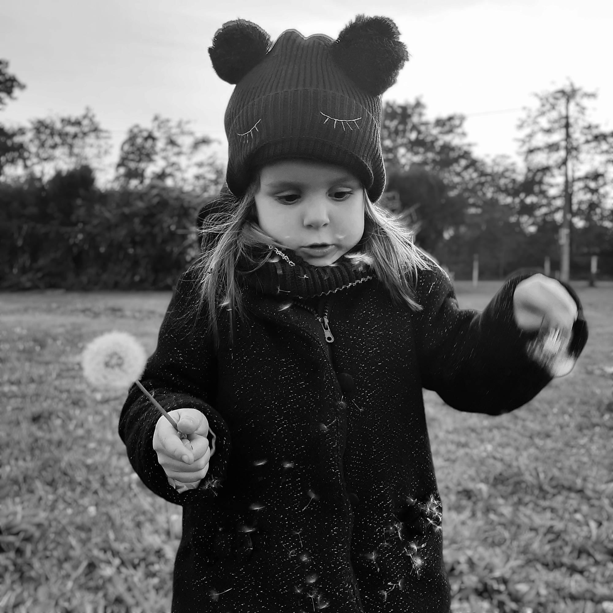 Hanaé participe au concours pour gagner de l'argent avec cette photo : arm, black, black_and_white, child, gesture, grass, happy, headgear, headwear, human, monochrome, monochrome_photography, outerwear, people_in_nature, person, sky, sleeve, standing, style, toddler