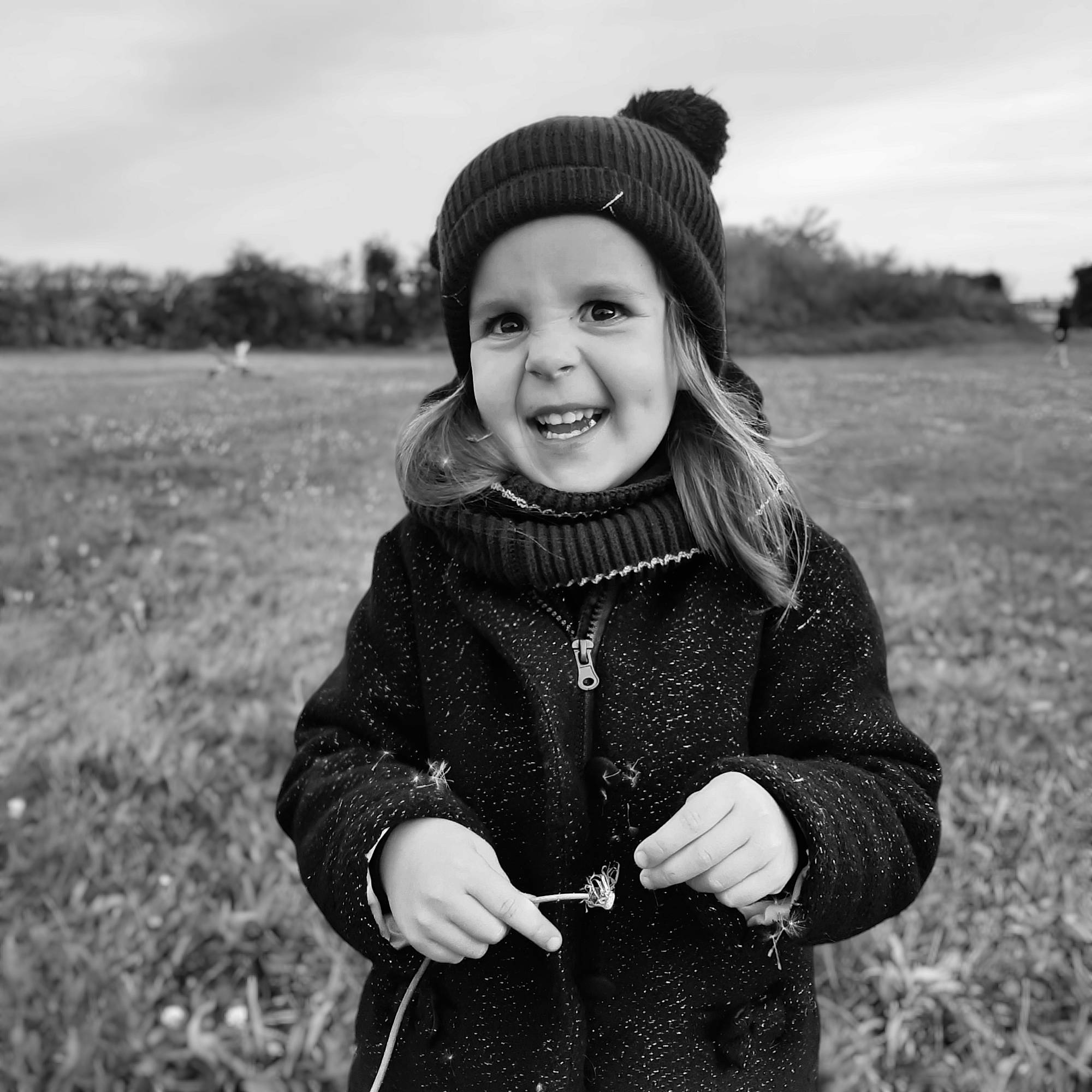 Hanaé a rejoint le concours — aidez-le/la à gagner de superbes lots ! black, black_and_white, cap, flash_photography, fun, grass, happy, headgear, headwear, iris, joy, monochrome, monochrome_photography, outerwear, people_in_nature, person, skin, sky, smile, standing