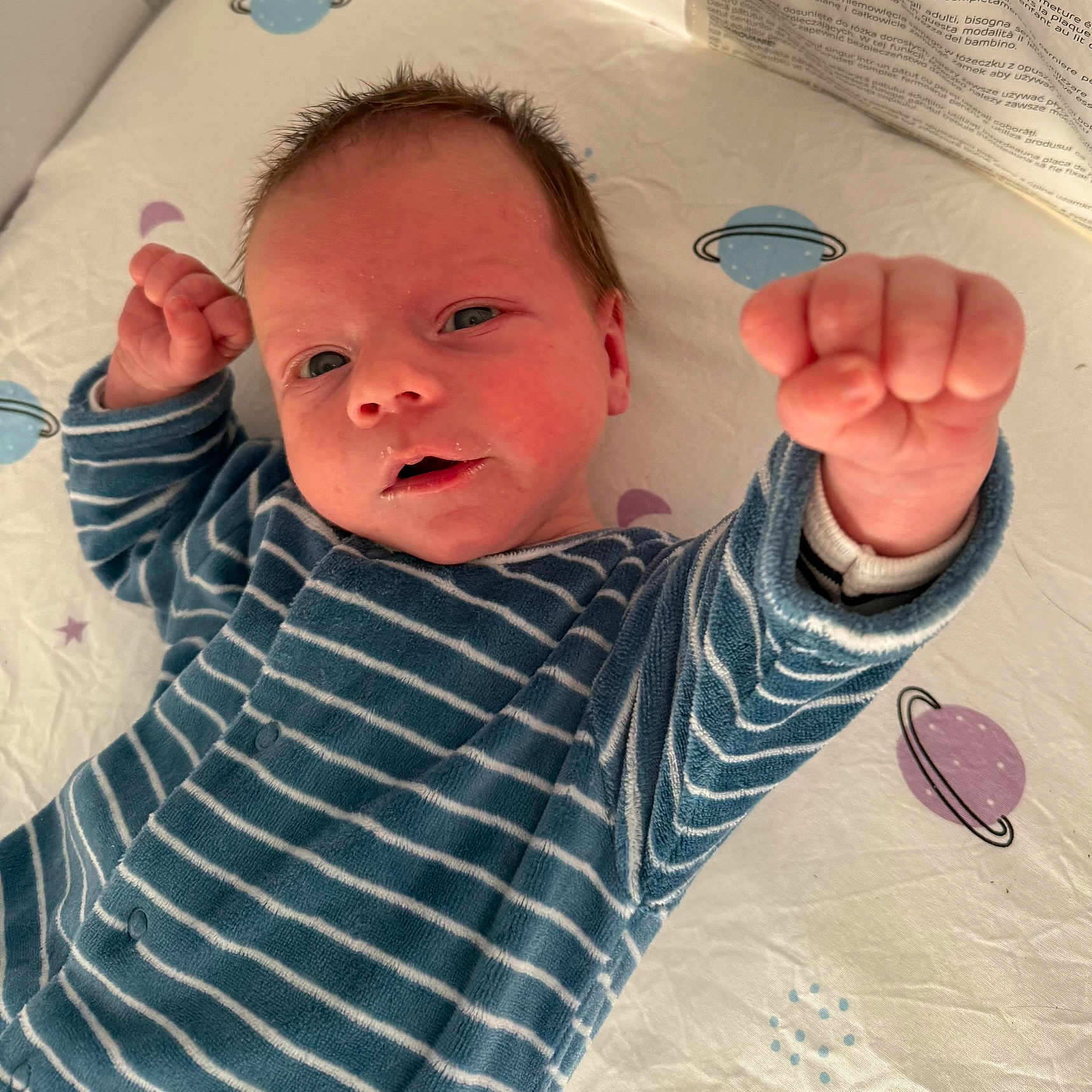 Arthur participe au concours pour gagner de l'argent avec cette photo : baby, bed, blanket, bodypart, clothing, cradle, crib, face, finger, furniture, hand, head, infantbed, longsleeve, newborn, pajamas, person, photography, portrait, sleeve