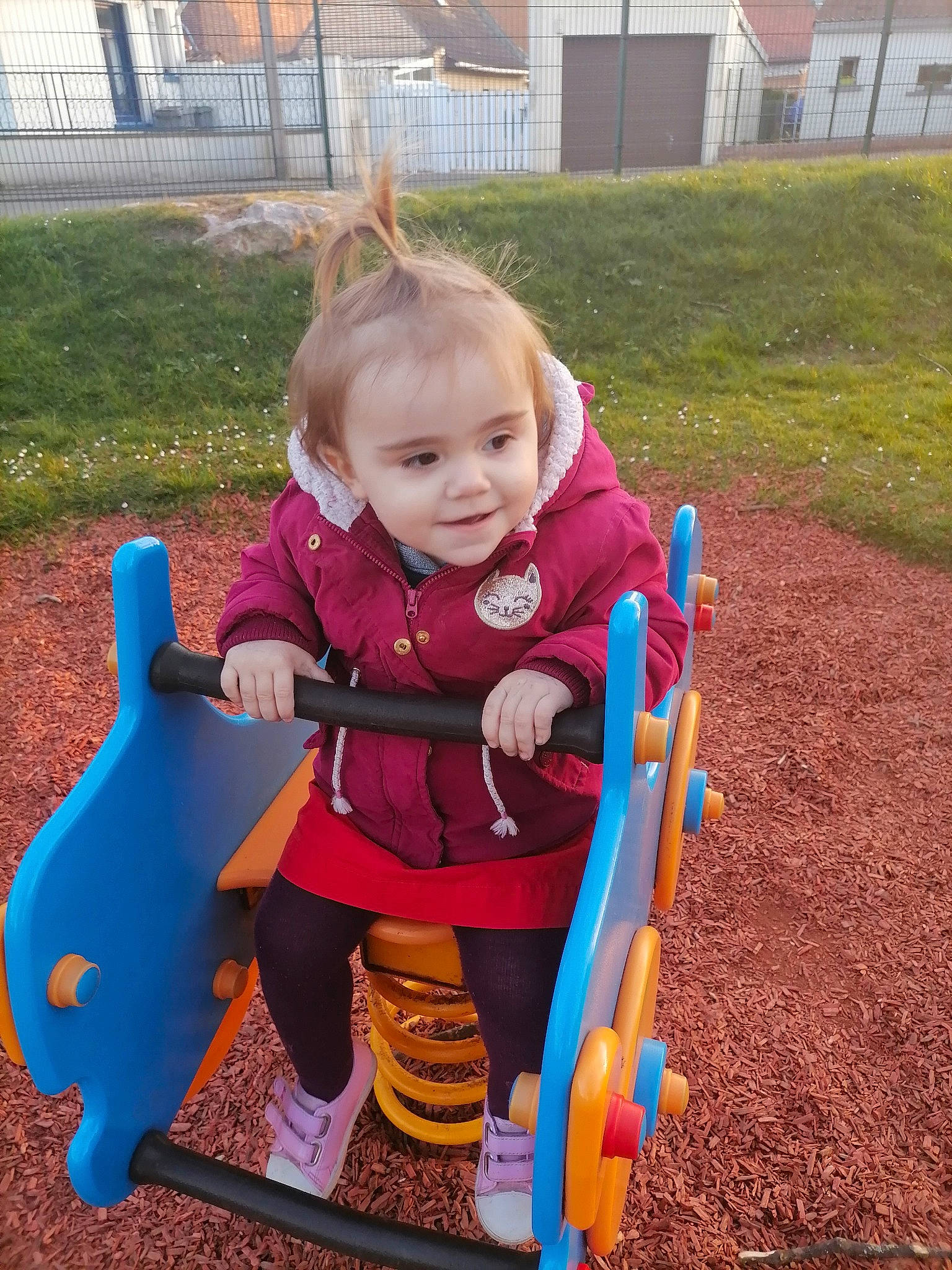 Kassy participe au concours pour gagner de l'argent avec cette photo : baby, baby_products, baby_toddler_clothing, child, city, electric_blue, fun, grass, happy, leisure, outdoor_play_equipment, people_in_nature, person, plant, playground, recreation, riding_toy, sitting, smile, toddler