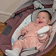 Sofia a rejoint le concours — aidez-le/la à gagner de superbes lots ! baby, infant, baby_rocker, pajamas, socks, stuffed_toy, hippo, smiling, happy, indoor, floor, wooden_floor, baby_clothes, child, cute, playful, relaxing, comfort, seat, person