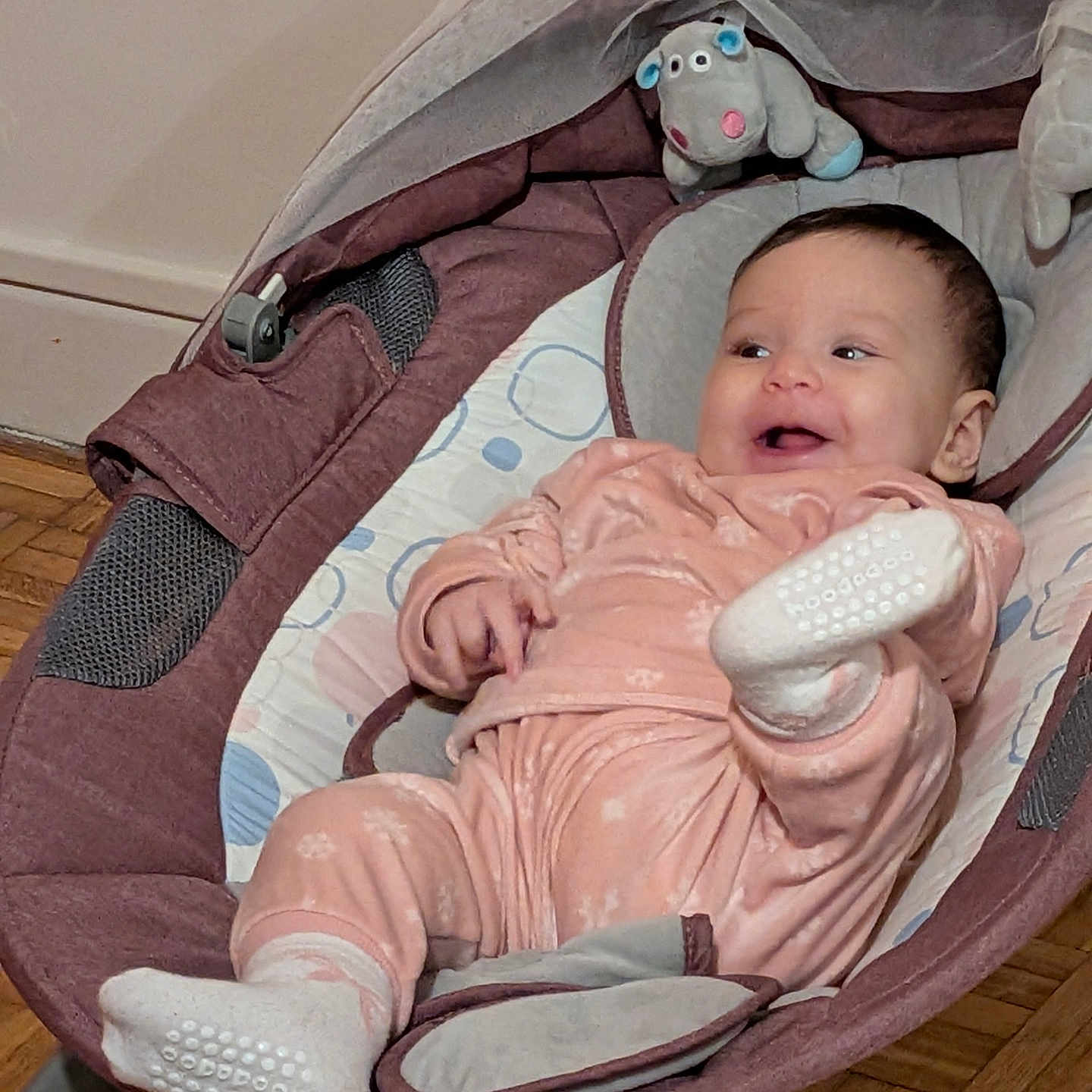 Sofia a rejoint le concours — aidez-le/la à gagner de superbes lots ! baby, baby_clothes, baby_rocker, child, comfort, cute, floor, happy, hippo, indoor, infant, pajamas, person, playful, relaxing, seat, smiling, socks, stuffed_toy, wooden_floor