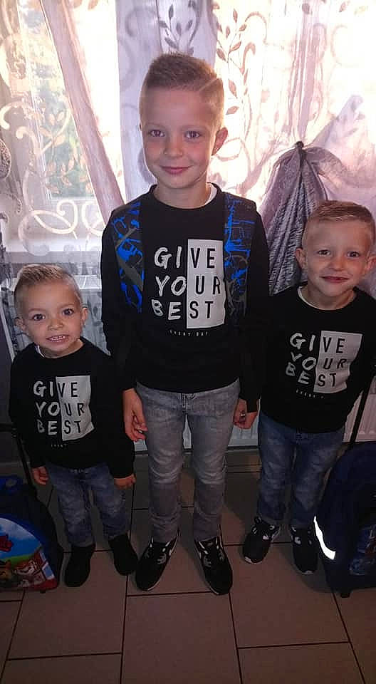 Kylian a rejoint le concours — aidez-le/la à gagner de superbes lots ! child, cool, family, jacket, jeans, joy, outerwear, people, person, sibling, sleeve, smile, standing, t_shirt, toddler, top