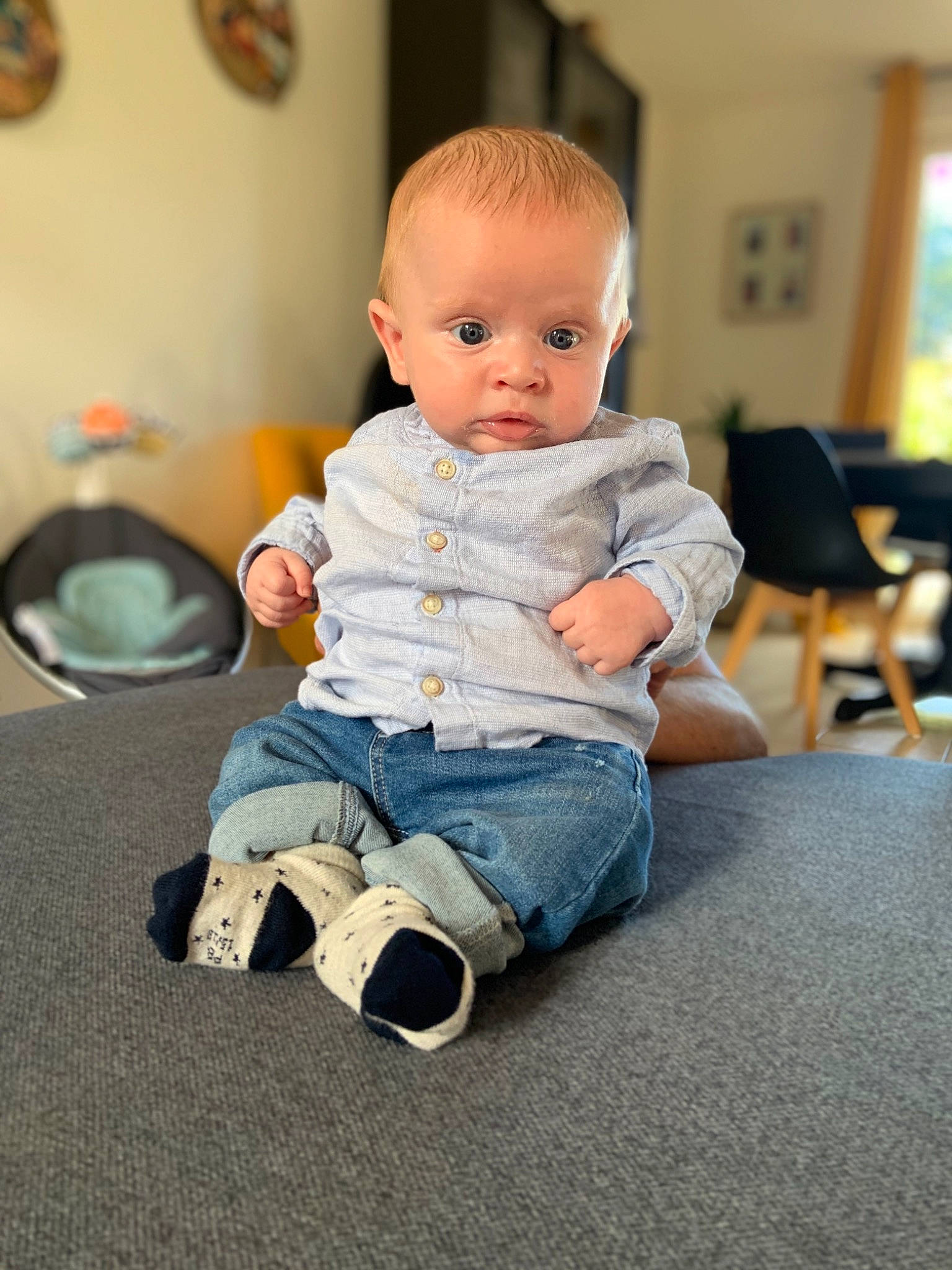 Timéo a rejoint le concours — aidez-le/la à gagner de superbes lots ! baby, cheek, child, floor, flooring, leg, person, play, room, shoe, sitting, skin, toddler, vacation