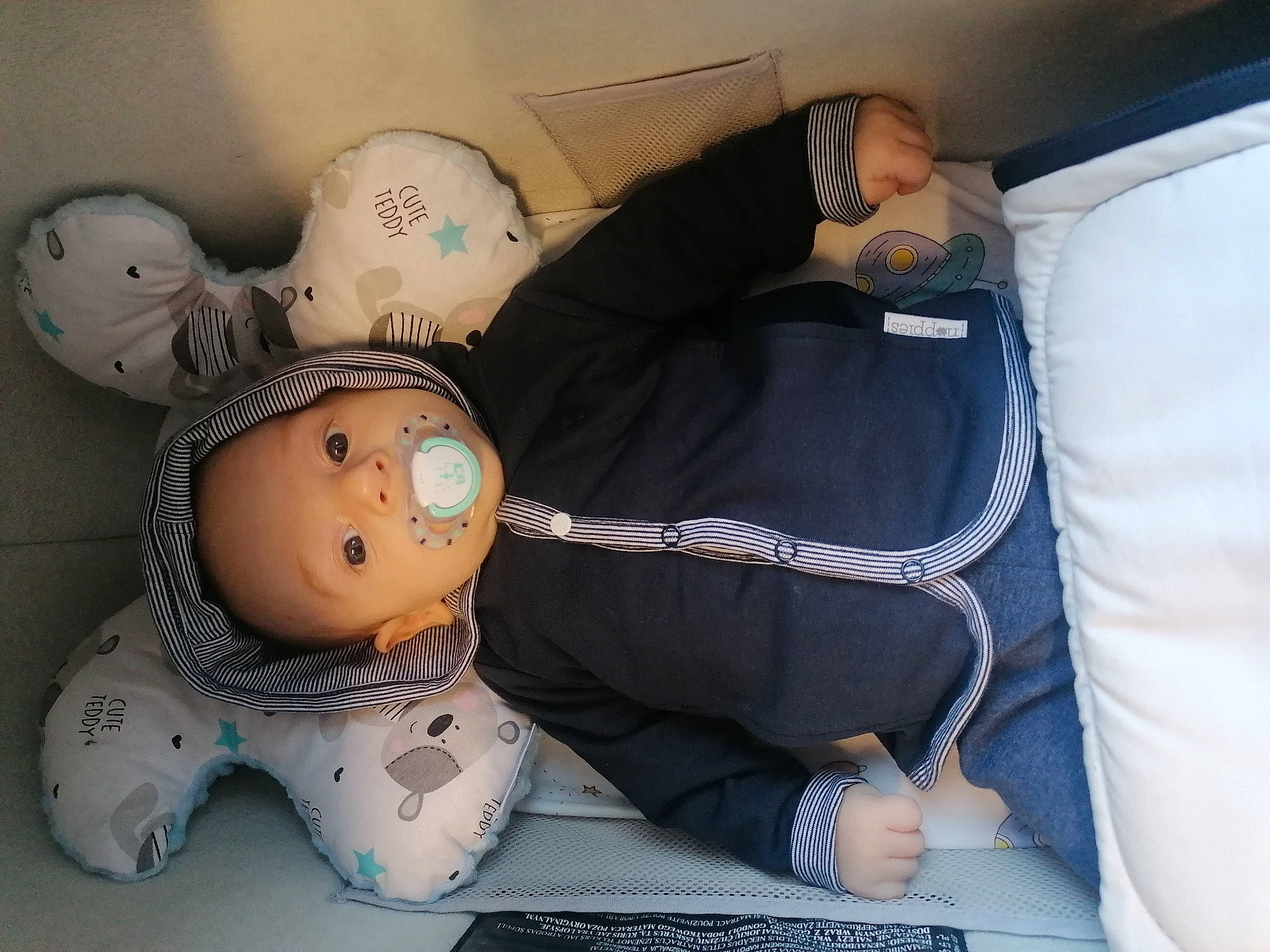 Evan participe au concours pour gagner de l'argent avec cette photo : baby_toys, car_seat, carmine, child, comfort, doll, figurine, linens, person, plastic, plush, room, sitting, still_life_photography, stuffed_toy, teddy_bear, textile, toy, wood