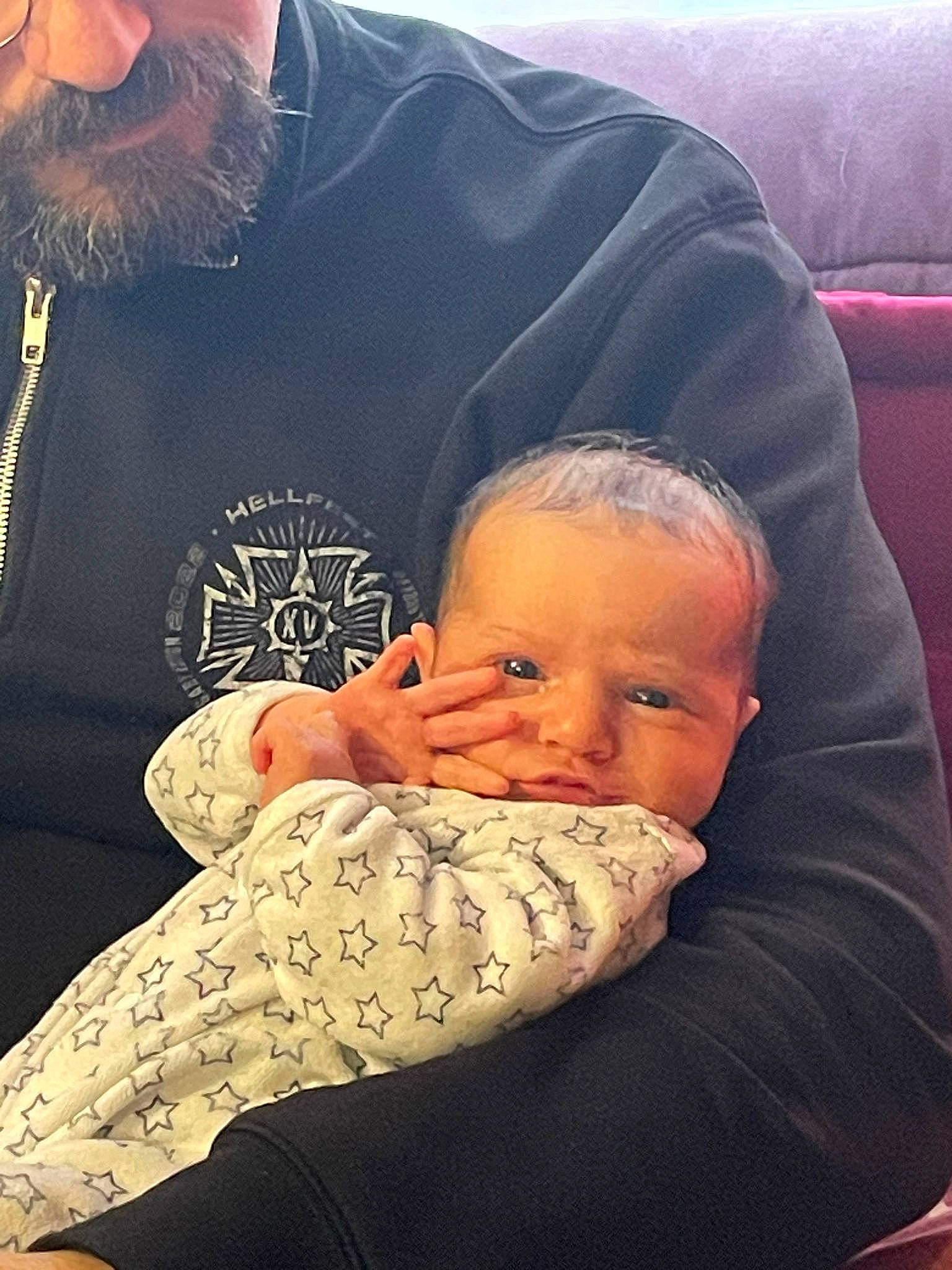 Margaux participe au concours pour gagner de l'argent avec cette photo : arm, baby, baby_toddler_clothing, beard, cheek, comfort, ear, facial_expression, finger, gesture, happy, interaction, lap, mammal, mouth, muscle, people, person, skin, sleeve