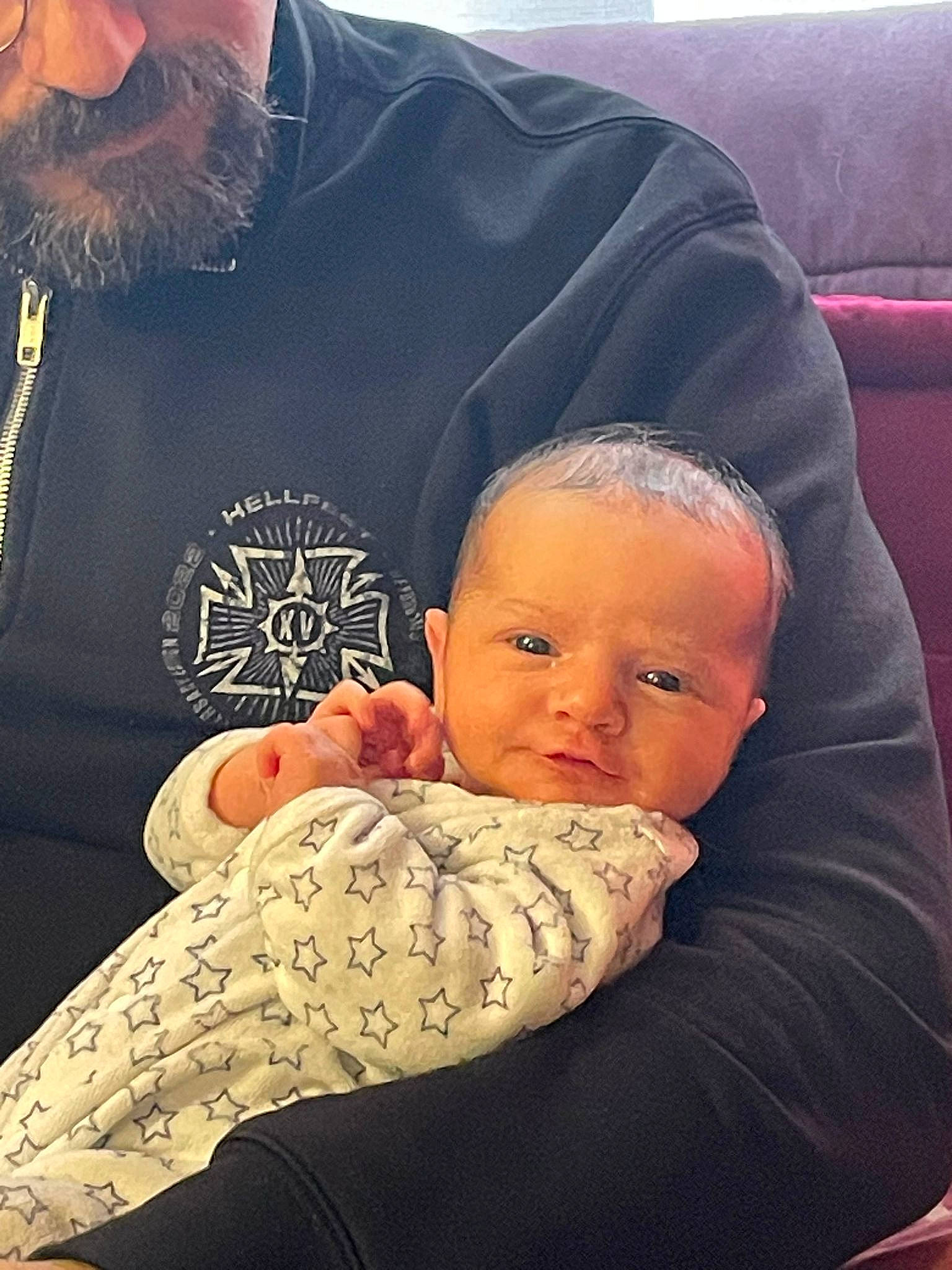 Margaux a rejoint le concours — aidez-le/la à gagner de superbes lots ! baby, baby_sleeping, baby_toddler_clothing, beard, carmine, cheek, child, comfort, cool, ear, finger, happy, head, lap, mammal, person, sitting, skin, sleeve, thumb