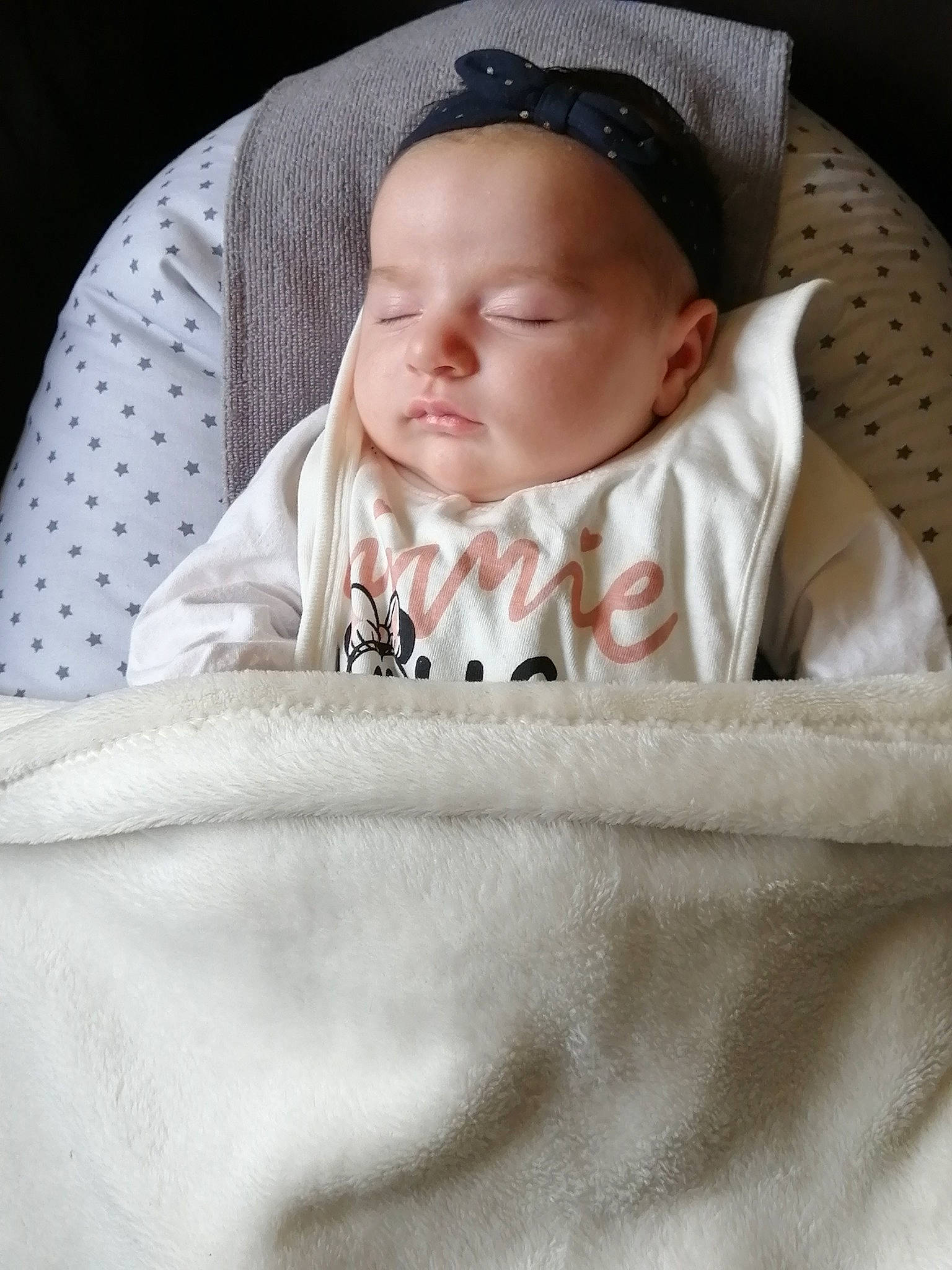 Margaux a rejoint le concours — aidez-le/la à gagner de superbes lots ! baby, baby_products, baby_safety, baby_sleeping, baby_toddler_clothing, bedding, bedtime, blanket, child, comfort, face, hat, linens, person, room, sleeve, toddler