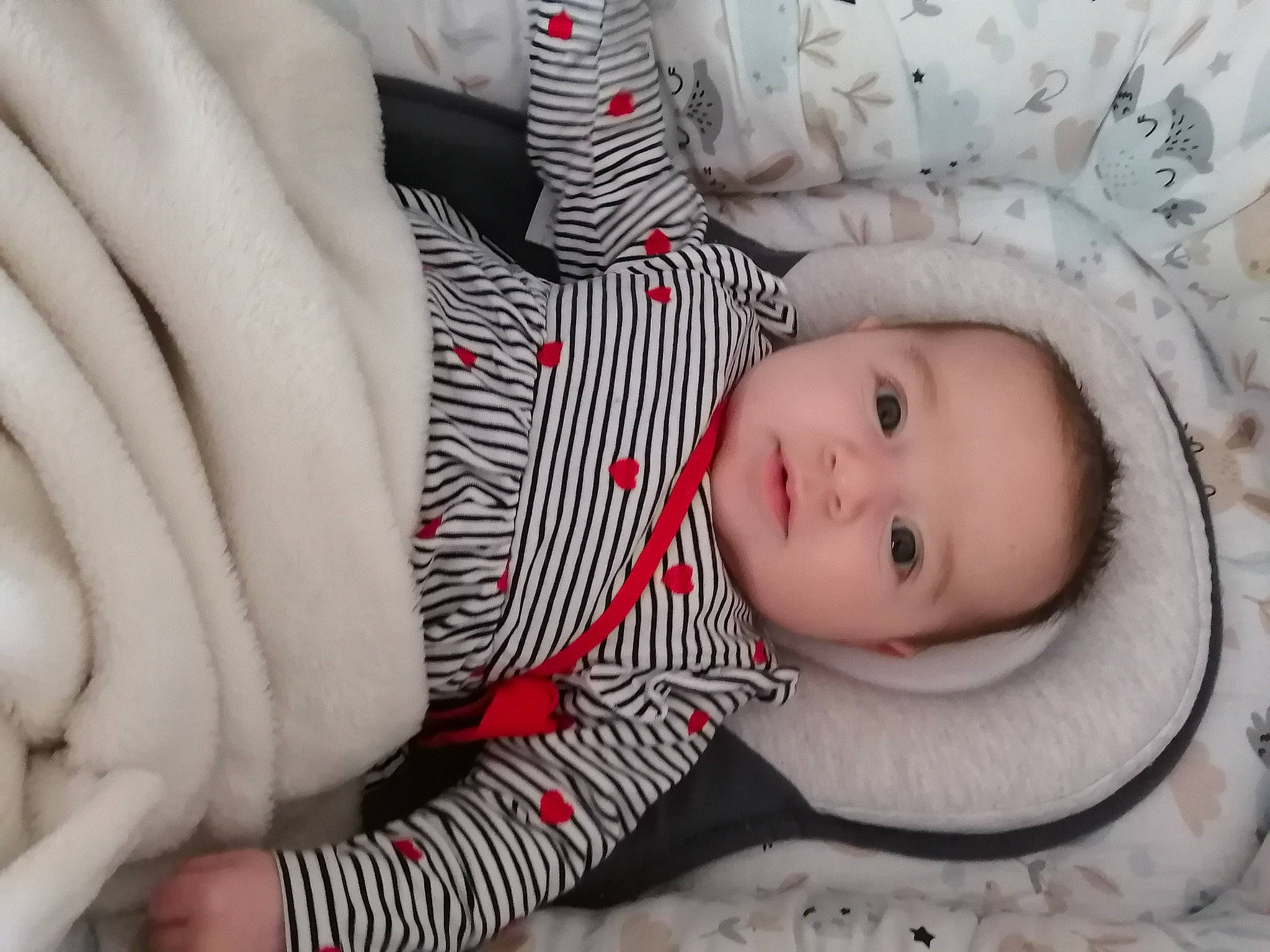 Margaux a rejoint le concours — aidez-le/la à gagner de superbes lots ! baby, baby_products, baby_sleeping, baby_toddler_clothing, cheek, comfort, eye, eyelash, face, finger, hand, head, lip, nose, pattern, person, product, skin, textile, toddler