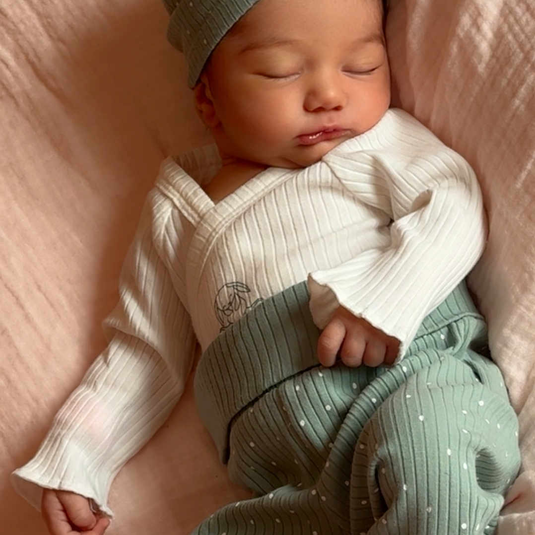 Siyana a rejoint le concours — aidez-le/la à gagner de superbes lots ! baby, blanket, child, cozy, cute, foot, green_clothing, hand, headband, indoors, infant, laying, newborn, peaceful, portrait, resting, ribbed_fabric, sleeping, soft_texture, white_clothing
